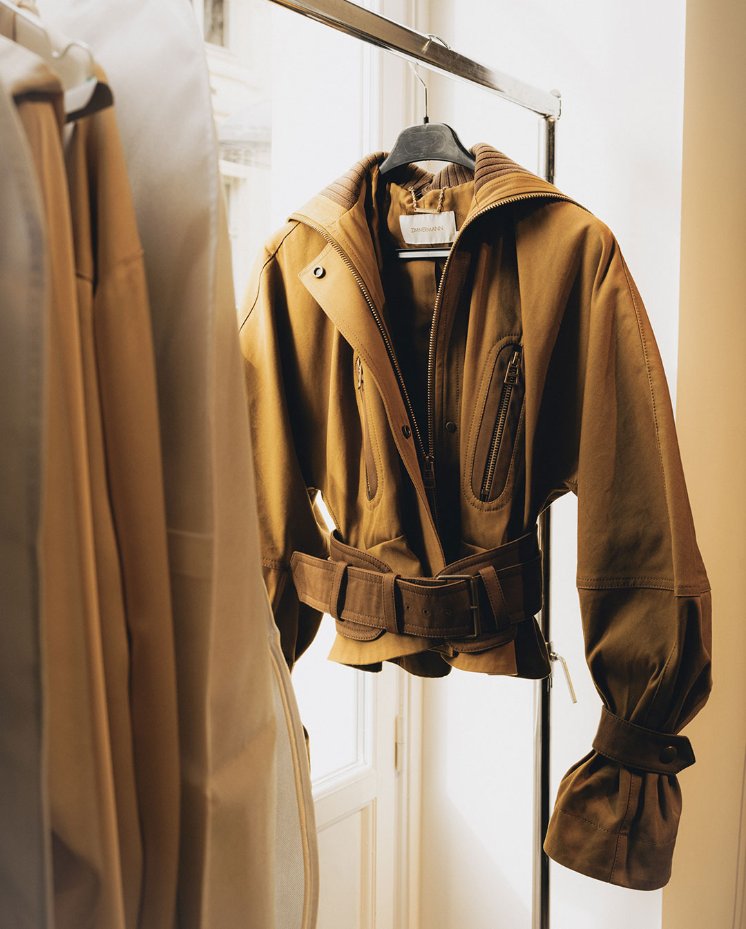 Chaqueta de inspiración aviador confeccionada en tejido estructurado para la colección Trailblazer Otoño 2026.