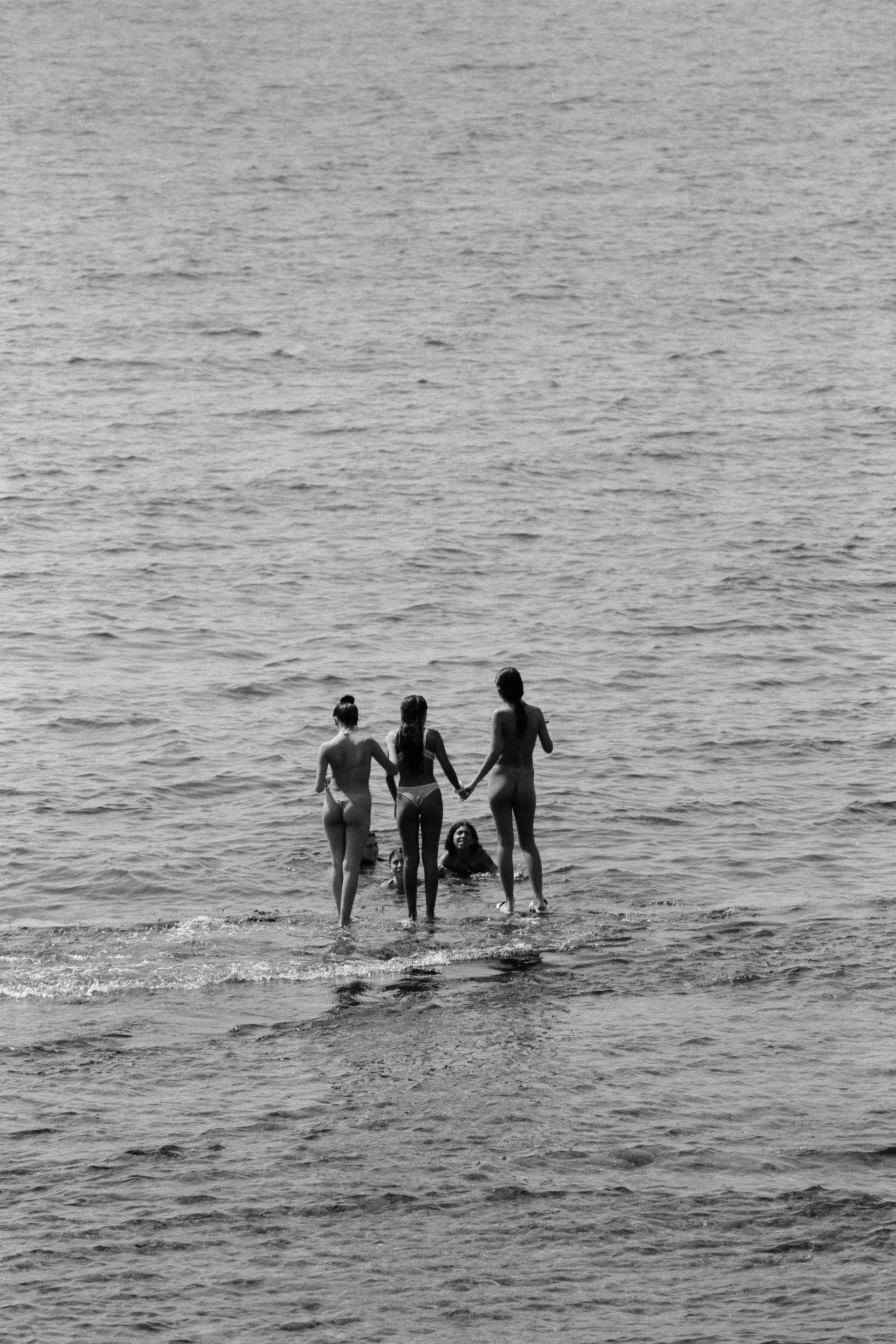 Mujeres bañándose en el mar de Alicante en una escena en blanco y negro fotografiada en película analógica
