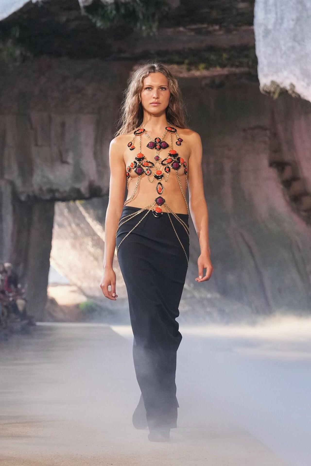Angelina Kendall con top de joyas en el cierre del desfile Pucci Primavera-Verano 2026 en Ortigia