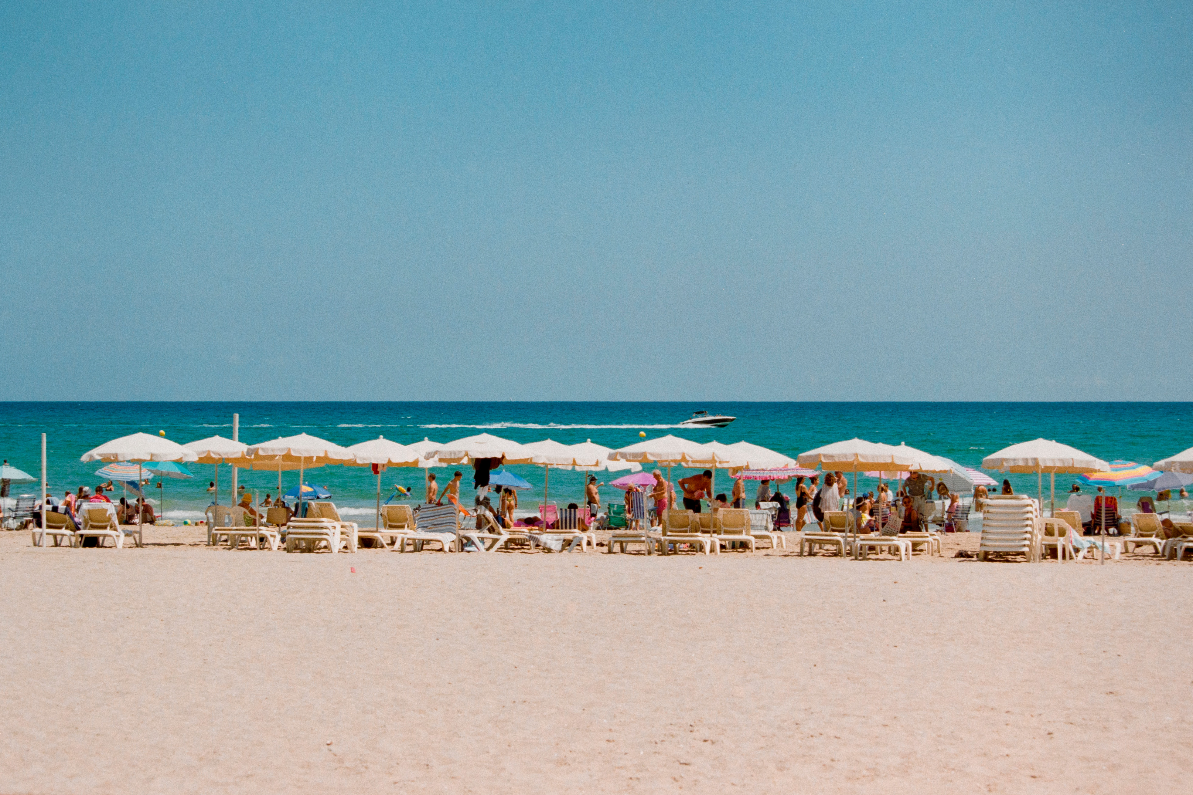 Bañistas descansando bajo el sol en una playa de Alicante fotografiada en película analógica