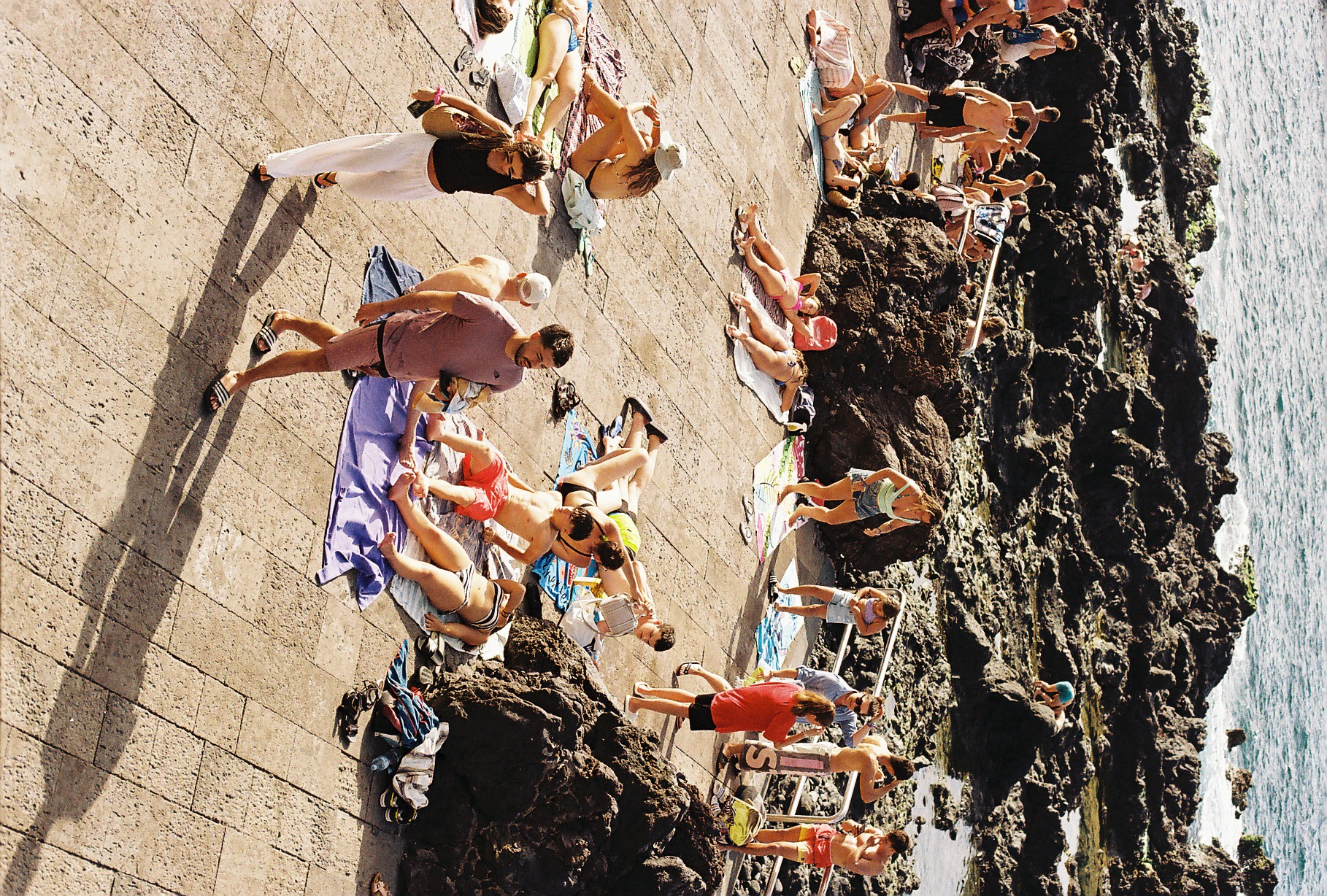 Bañistas bajo la luz del Atlántico en una playa de Tenerife