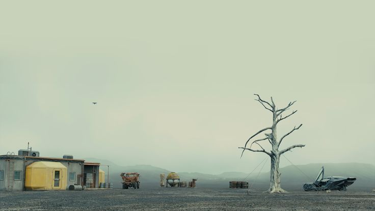 Paisaje urbano de Blade Runner 2049 dominado por luces artificiales, tecnología y una atmósfera de aislamiento.