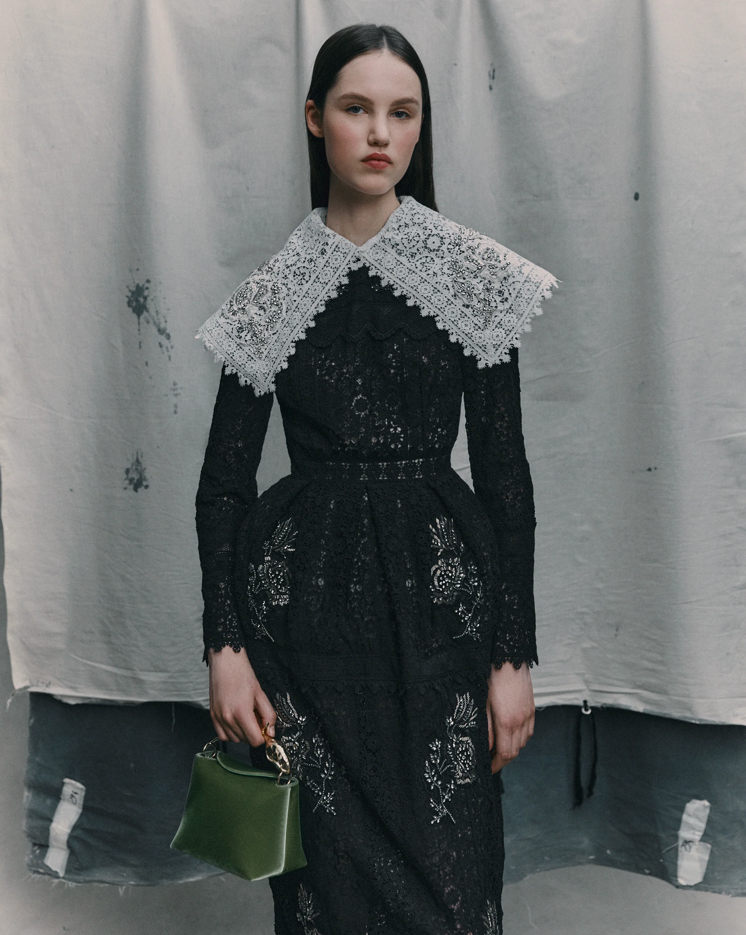 Modelo con un total look de ERDEM formado por un vestido de encaje y bordados de gran volumen