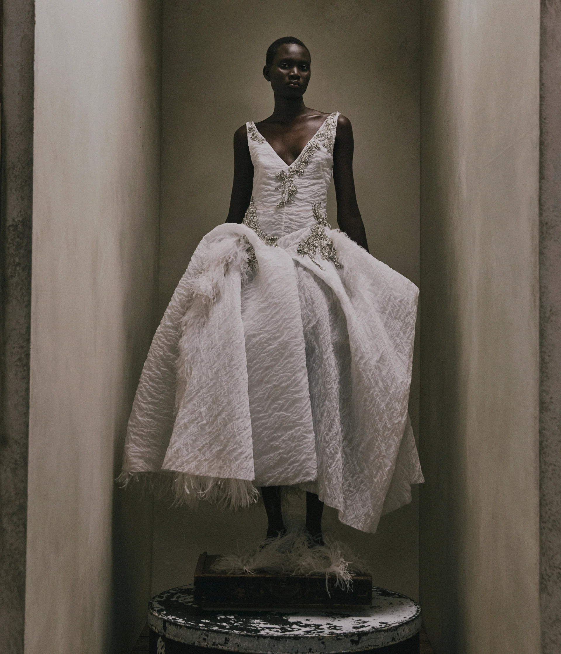 Modelo con un total look blanco de ERDEM caracterizado por el volumen y una silueta escultórica