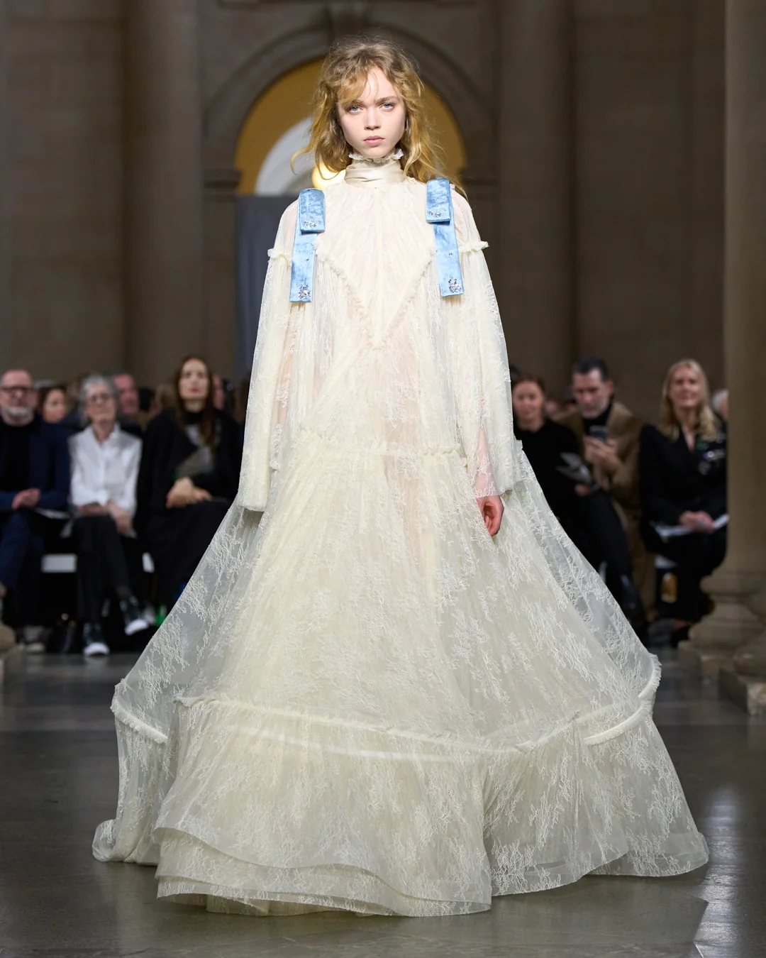 Modelo durante el desfile de ERDEM Otoño Invierno 2026 con un look de inspiración histórica y referencias victorianas