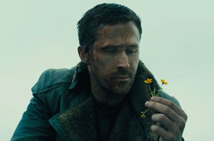 K observa una flor en una escena de Blade Runner 2049.