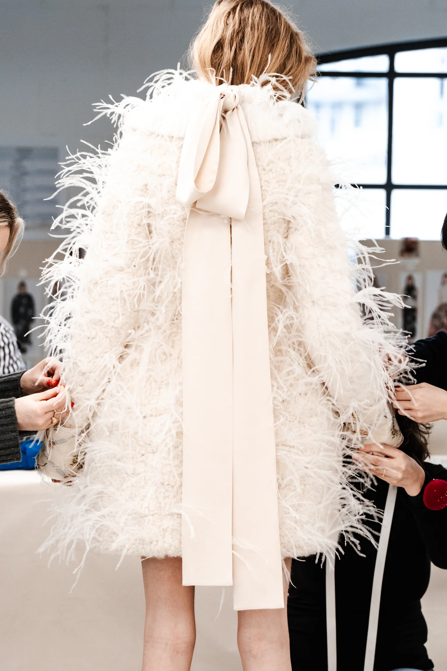 Interior del estudio de ERDEM durante el proceso de prueba de una prenda antes del desfile Otoño Invierno 2026