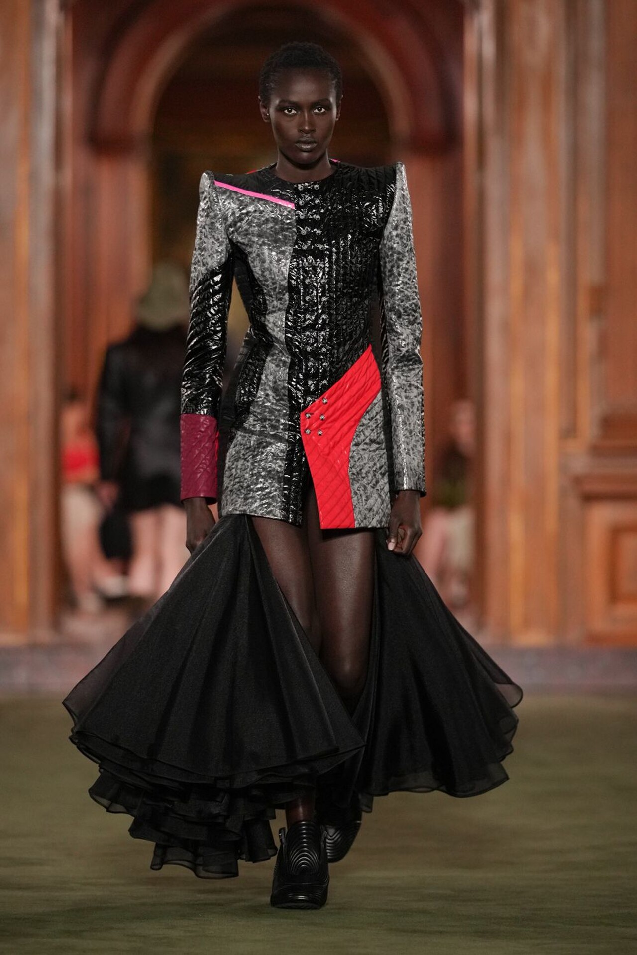 Modelo desfilando con silueta fluida en la colección Louis Vuitton Cruise 2027