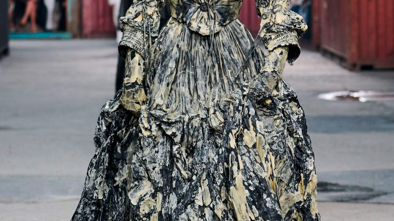 Primer look del desfile de Maison Margiela en Shanghái, donde el entorno industrial define la narrativa visual