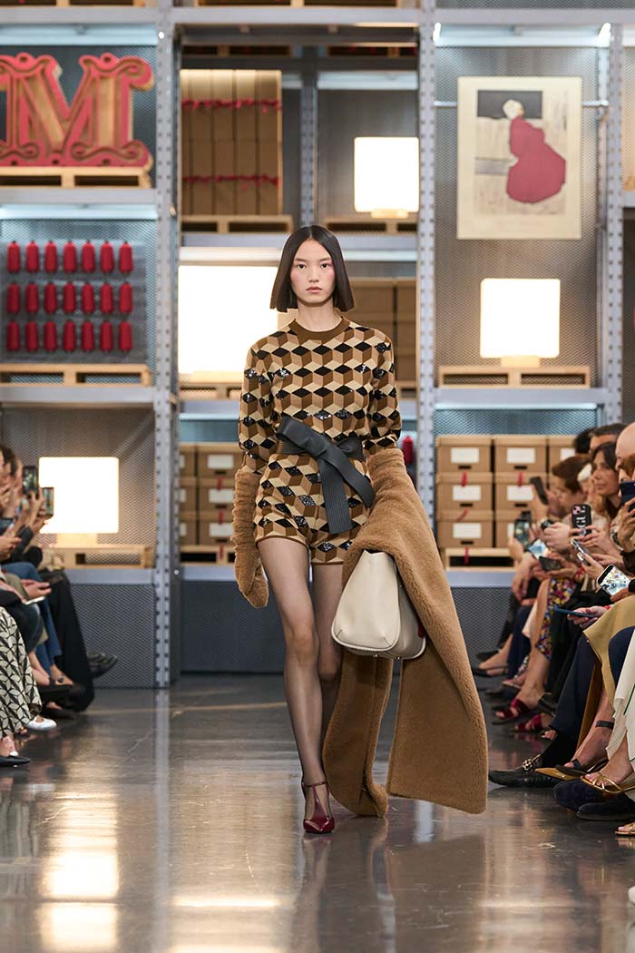 Modelo del desfile Resort 2027 de Max Mara con motivos geométricos y reinterpretación de los códigos gráficos de la maison