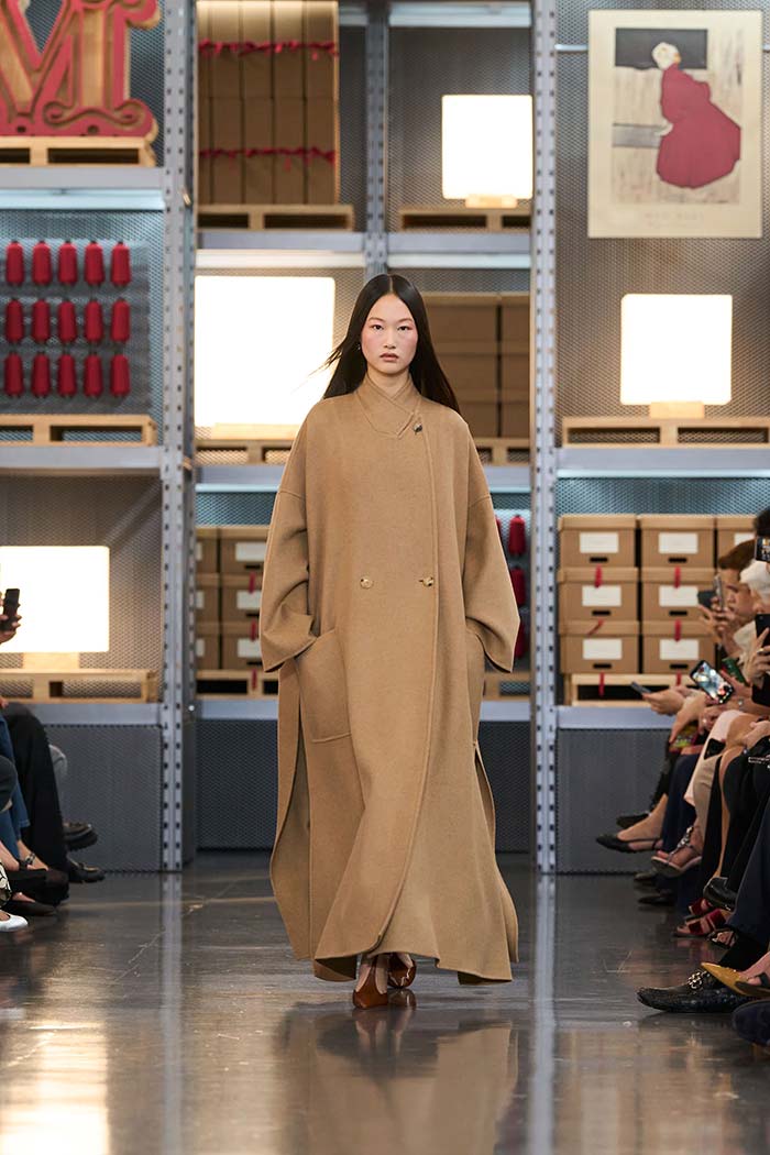 Modelo del desfile Resort 2027 de Max Mara con look que incorpora guiños al estilo tradicional de Shanghái