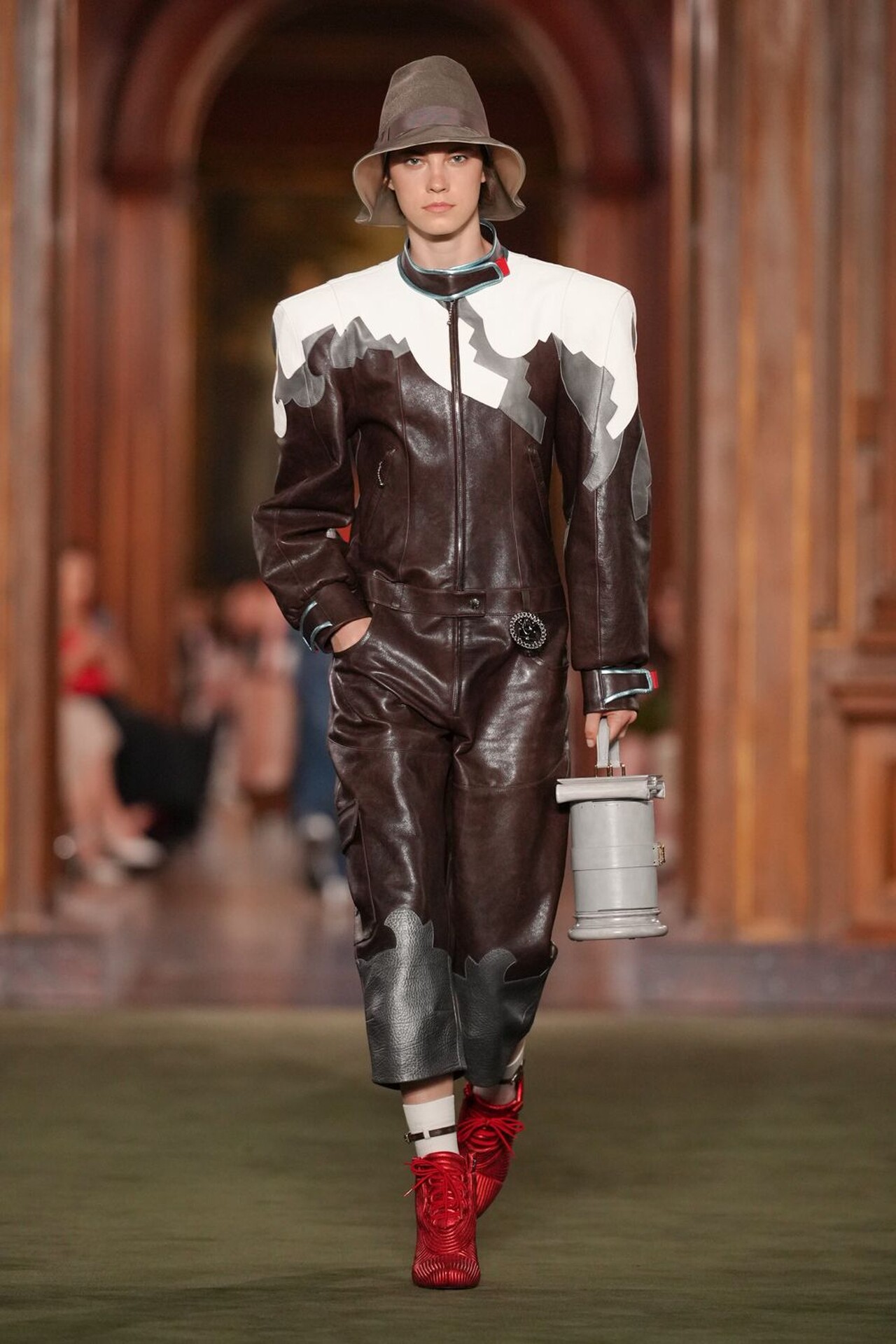 Modelo con bolso inspirado en envases de comida para llevar neoyorquinos en Louis Vuitton Cruise 2027