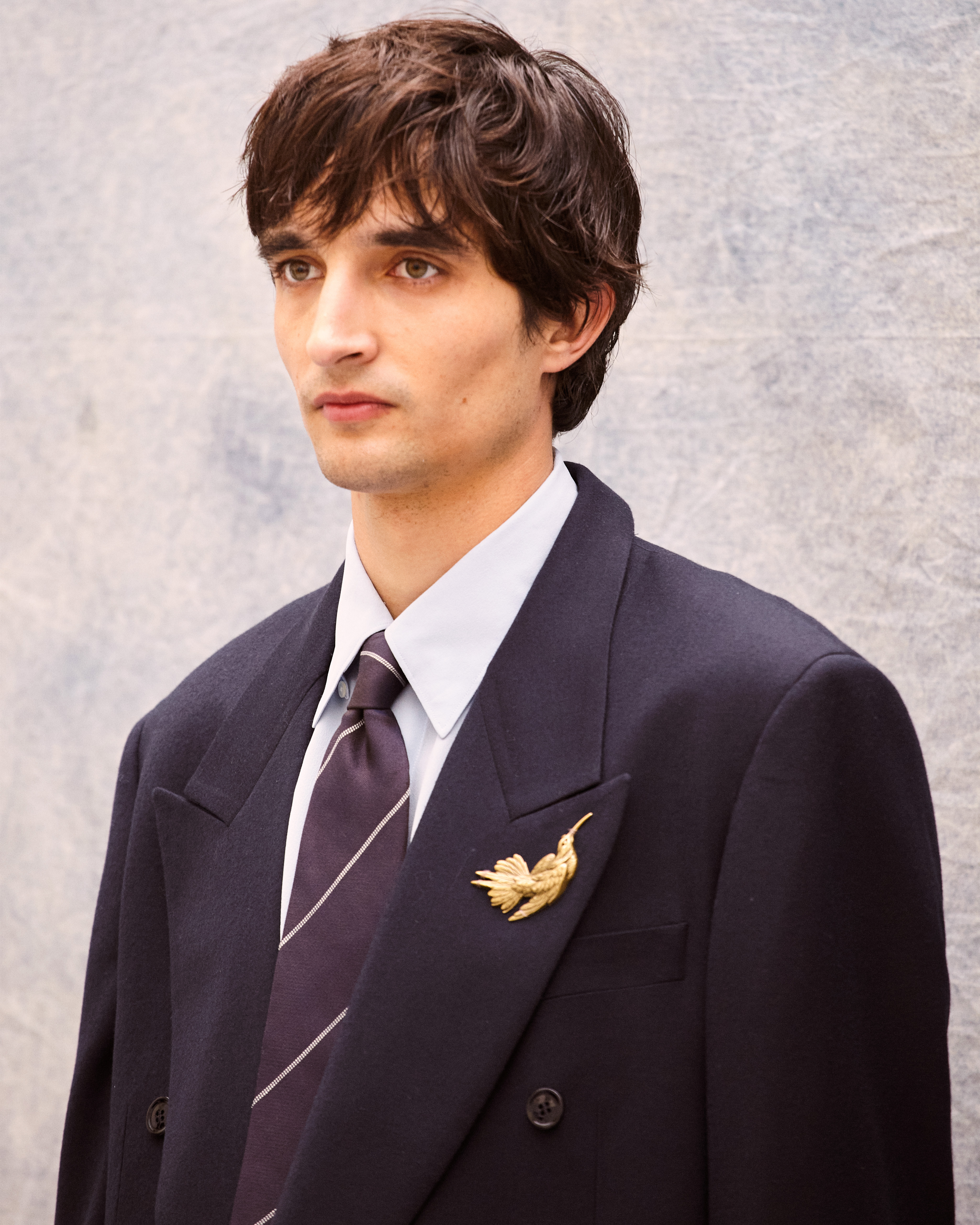 Broche metálico en diseño de Pedro del Hierro en MBFWM 2026, detalle de acabado y elegancia