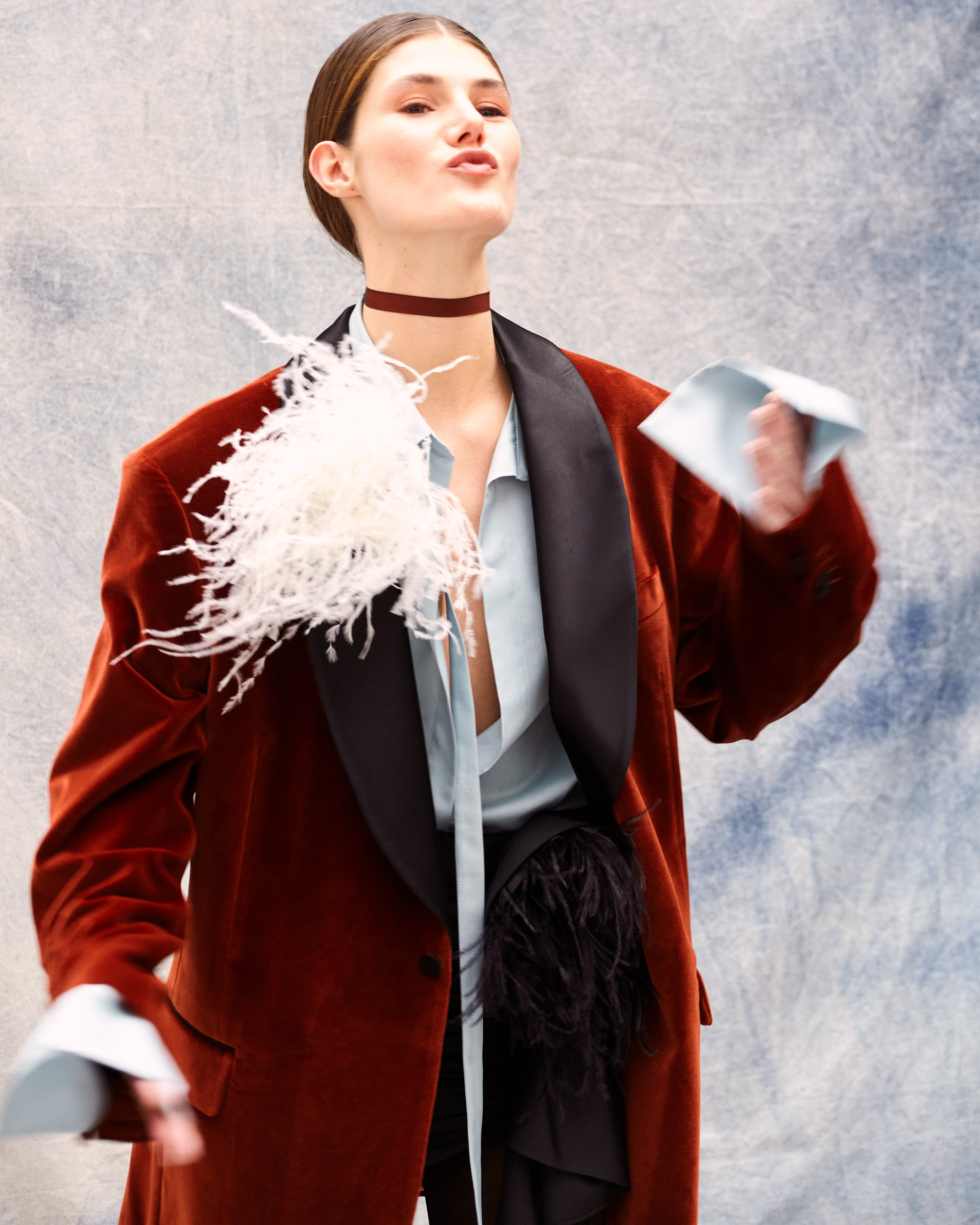 Broche de plumas en look de Pedro del Hierro en MBFWM 2026, detalle artesanal y sofisticado