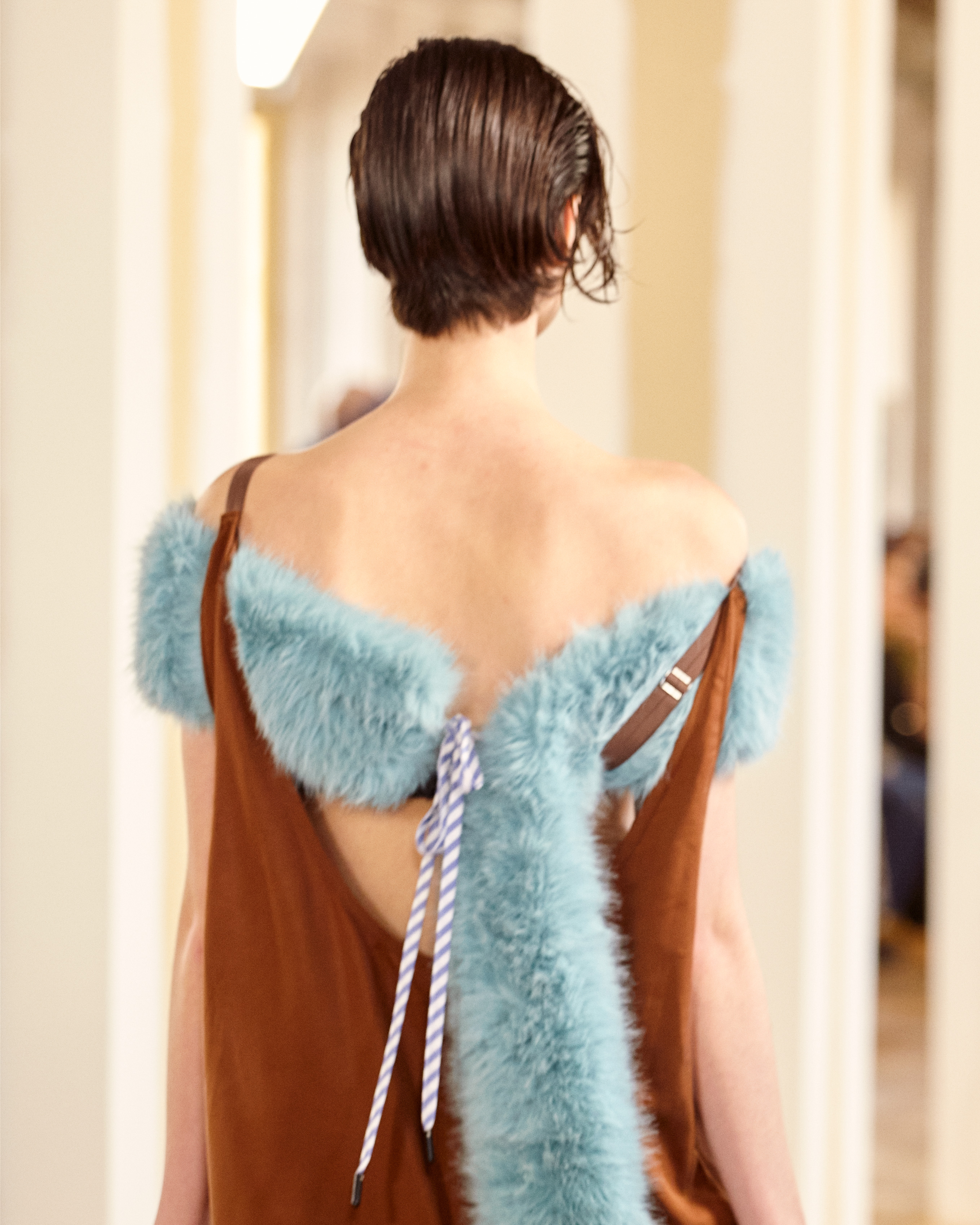 Espalda de diseño en MBFWM 2026, detalle de confección y estructura