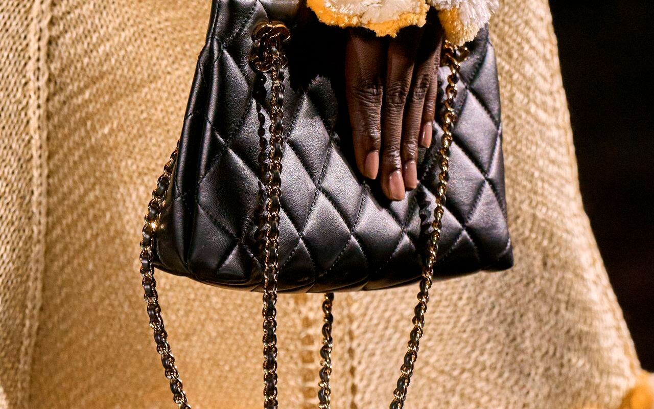 Detalle del tejido artesanal presentado en un look de Chanel SS 2026