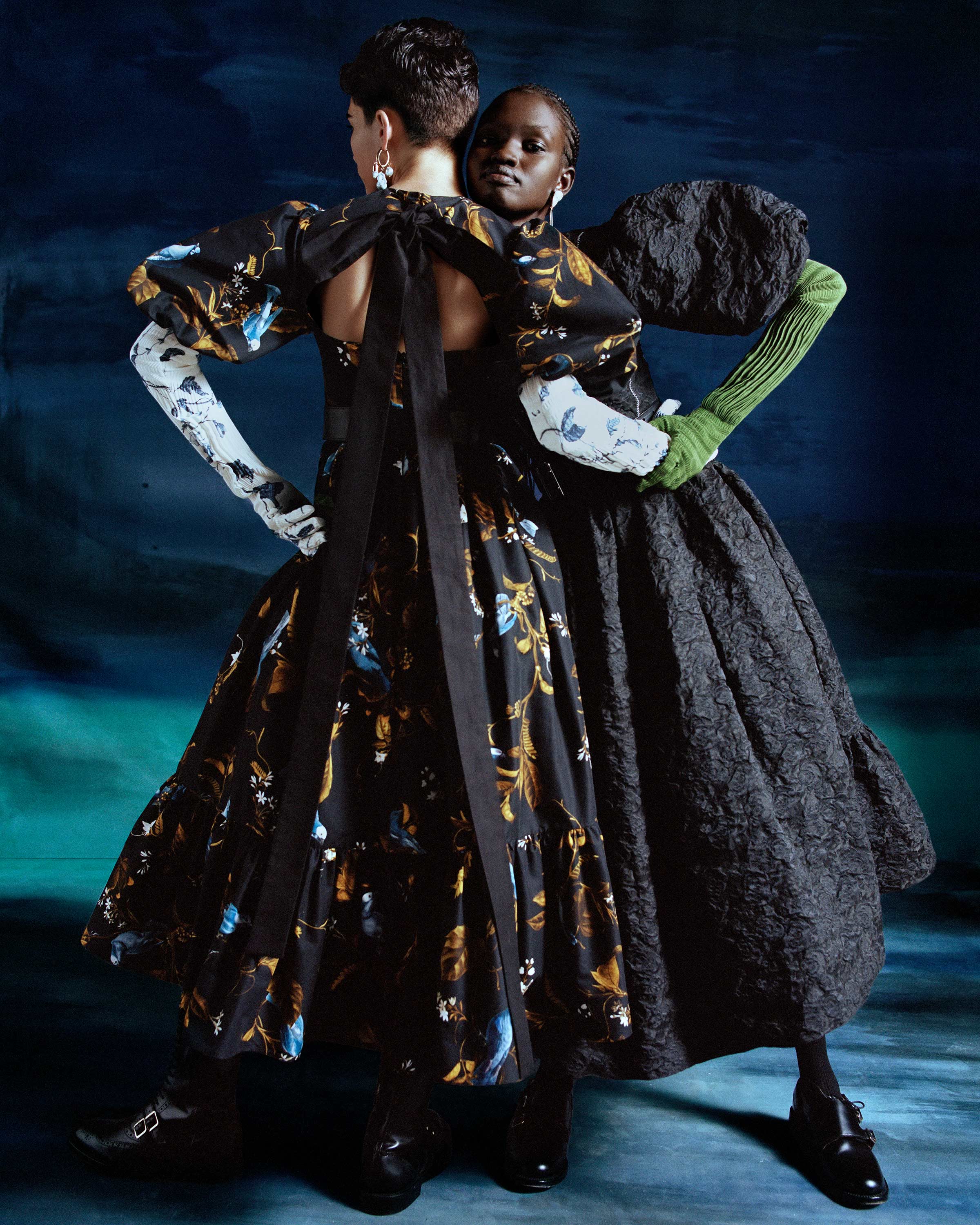 Dos modelos con total looks de ERDEM en negro, con vestidos de volumen y detalles florales