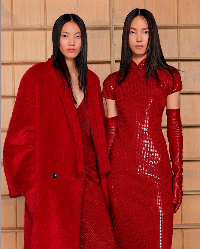 Look en rojo intenso del desfile Resort 2027 de Max Mara con detalles de brillo y textura contemporánea