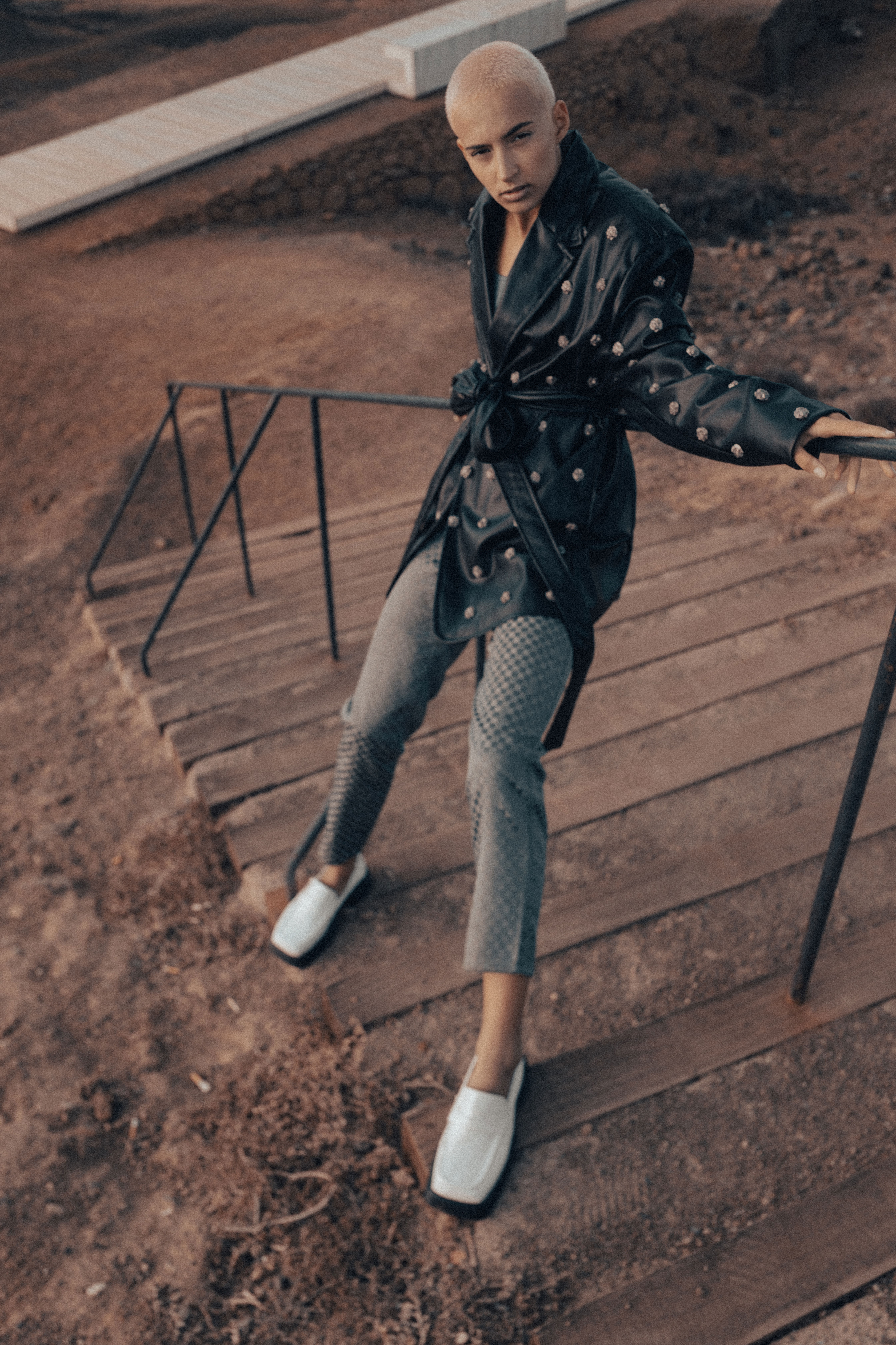 Plano completo del look con abrigo Paco Naya y pantalón Armani Jeans en la editorial Donde vuelve la mirada
