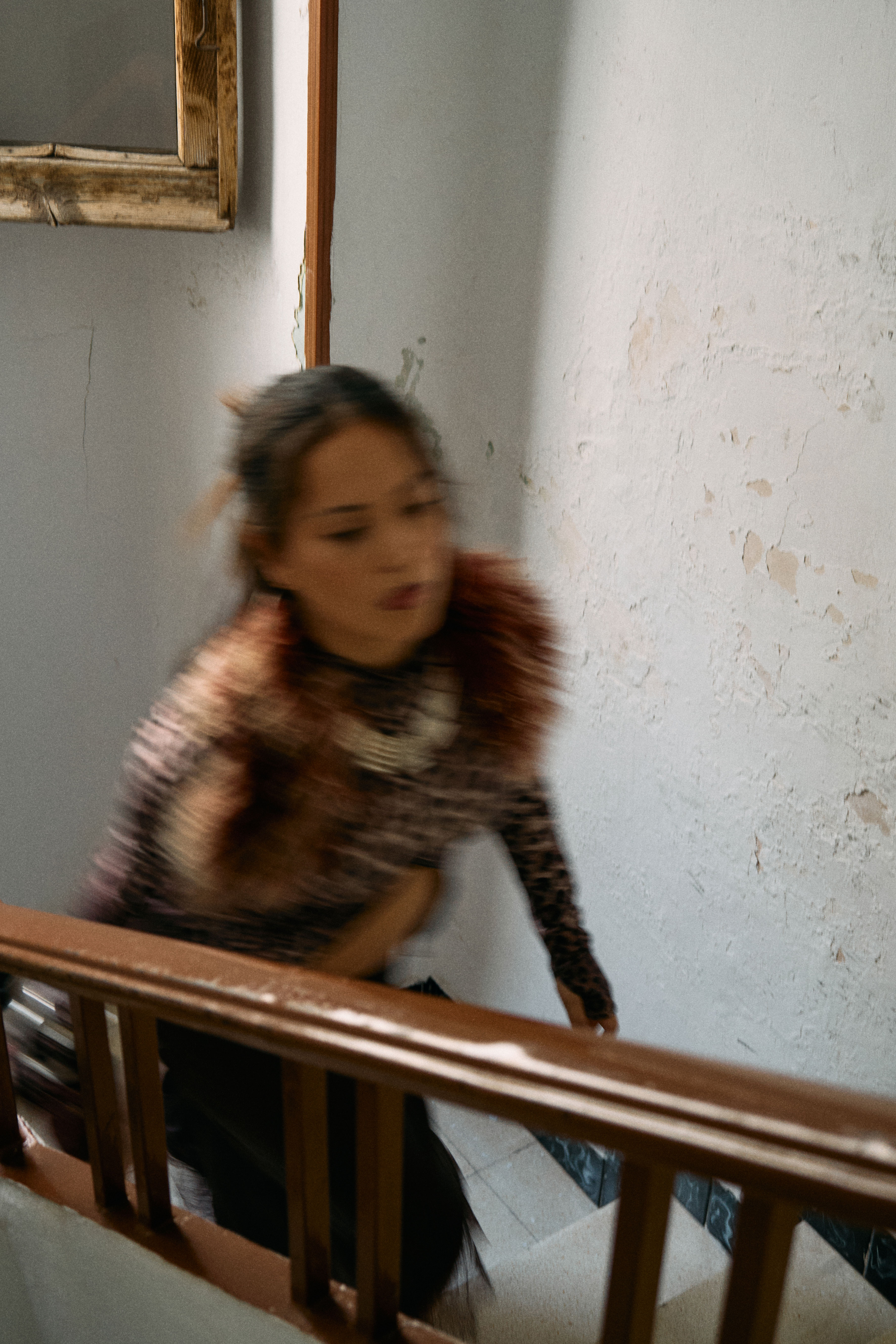 Modelo subiendo unas escaleras en una escena editorial .