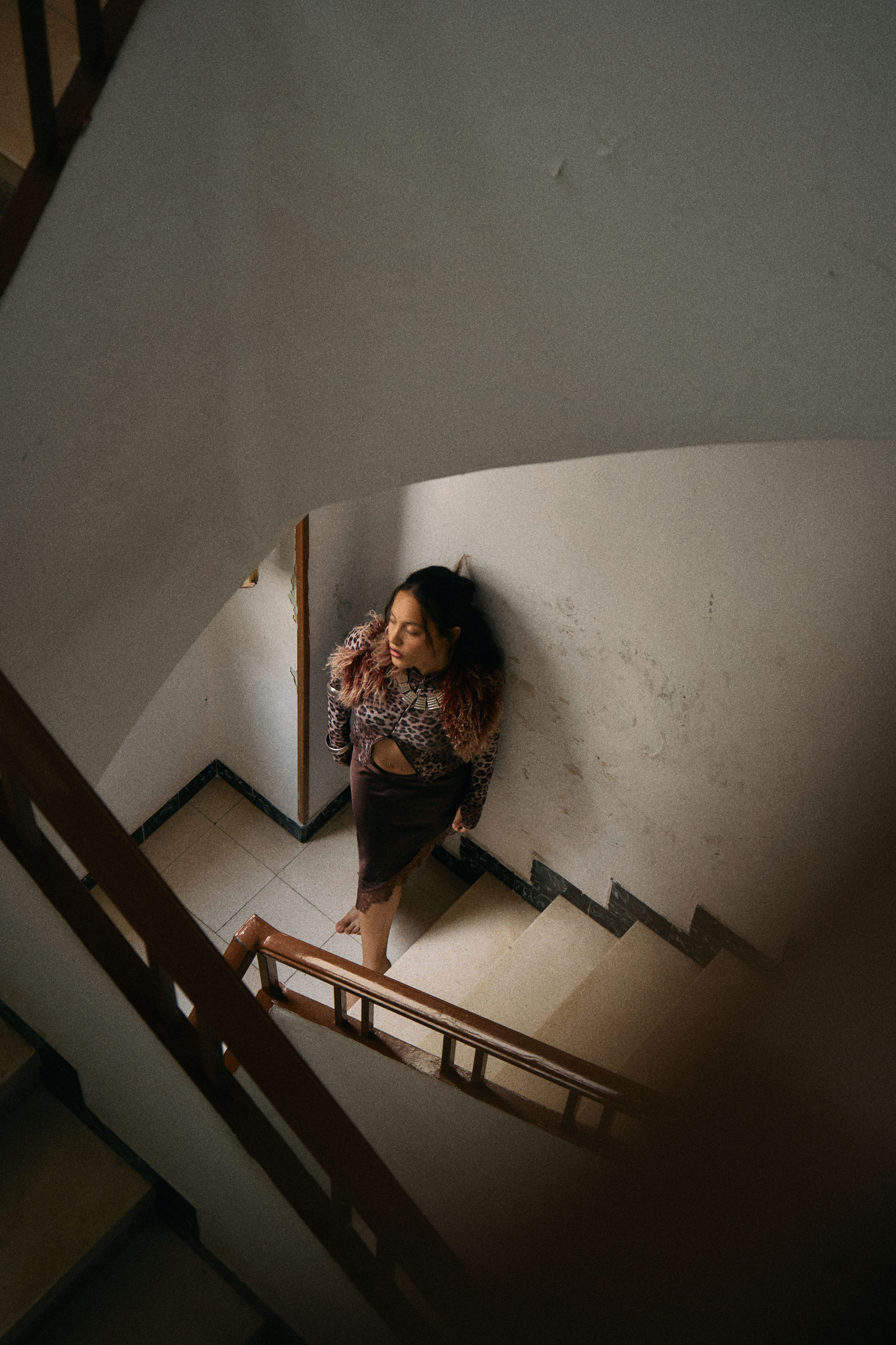 Modelo dentro de una composición arquitectónica de escaleras.