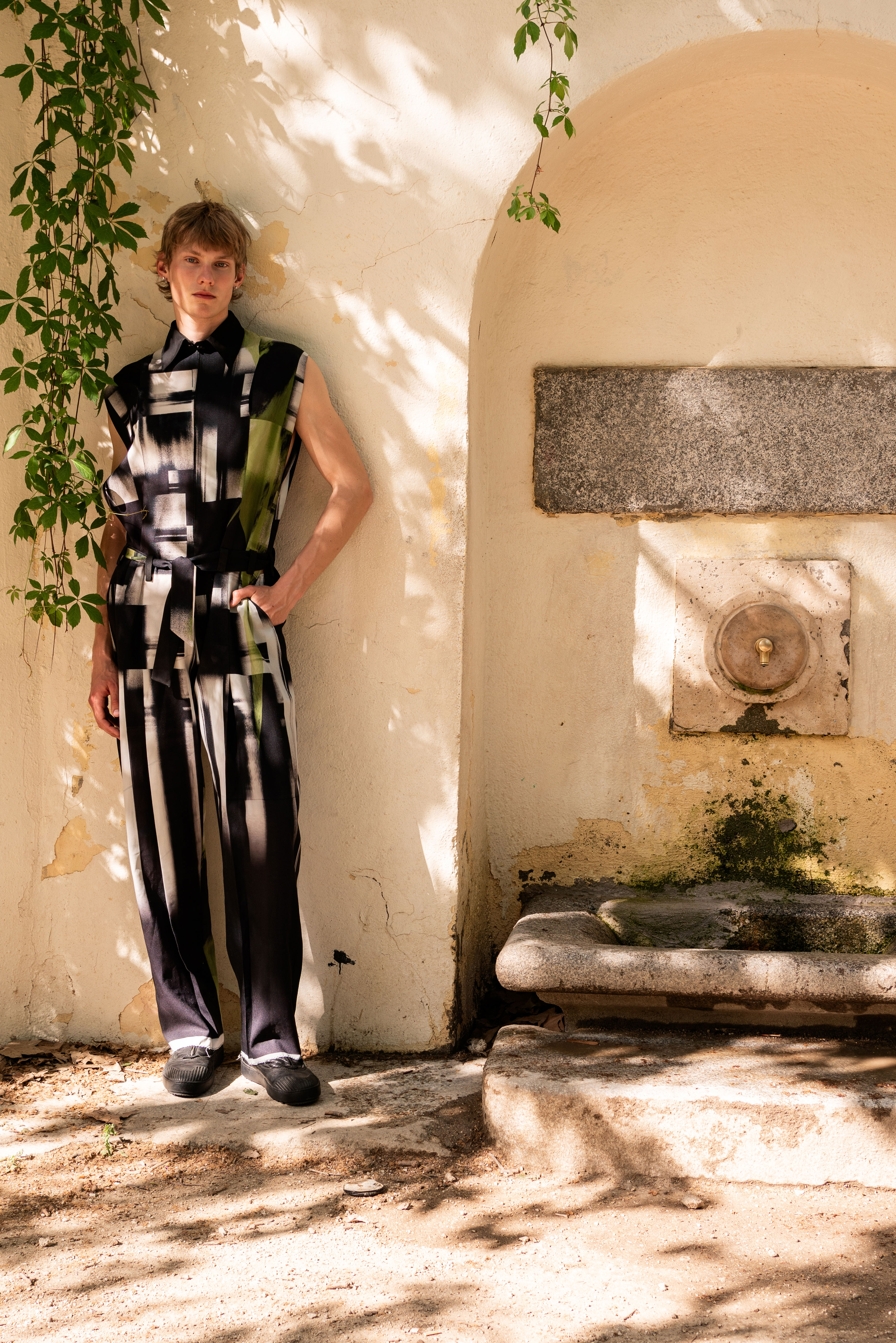 Modelo en plano completo con jumpsuit de INSIDE en la editorial Fields of Neverland