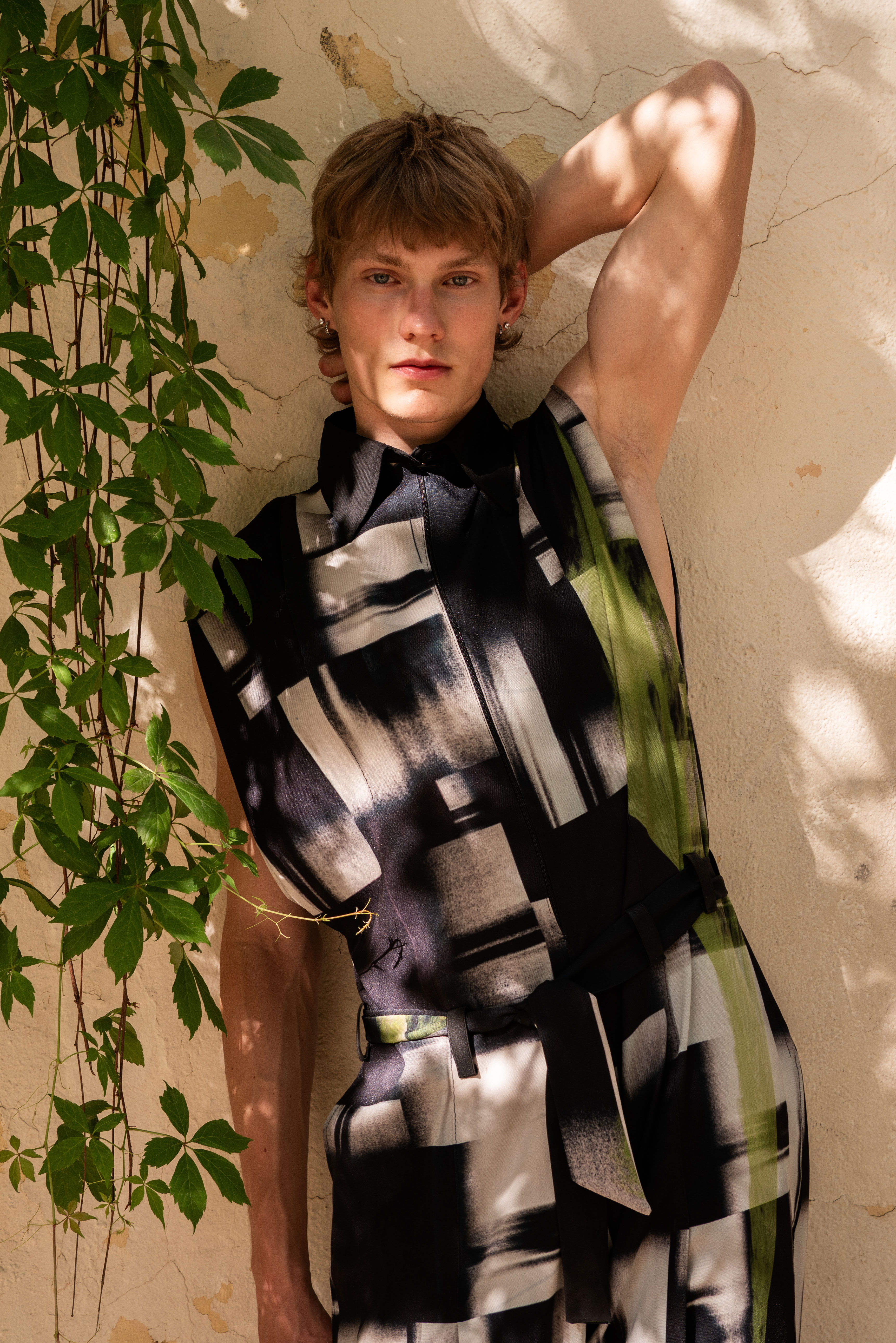Plano medio del modelo con jumpsuit de INSIDE en la editorial Fields of Neverland