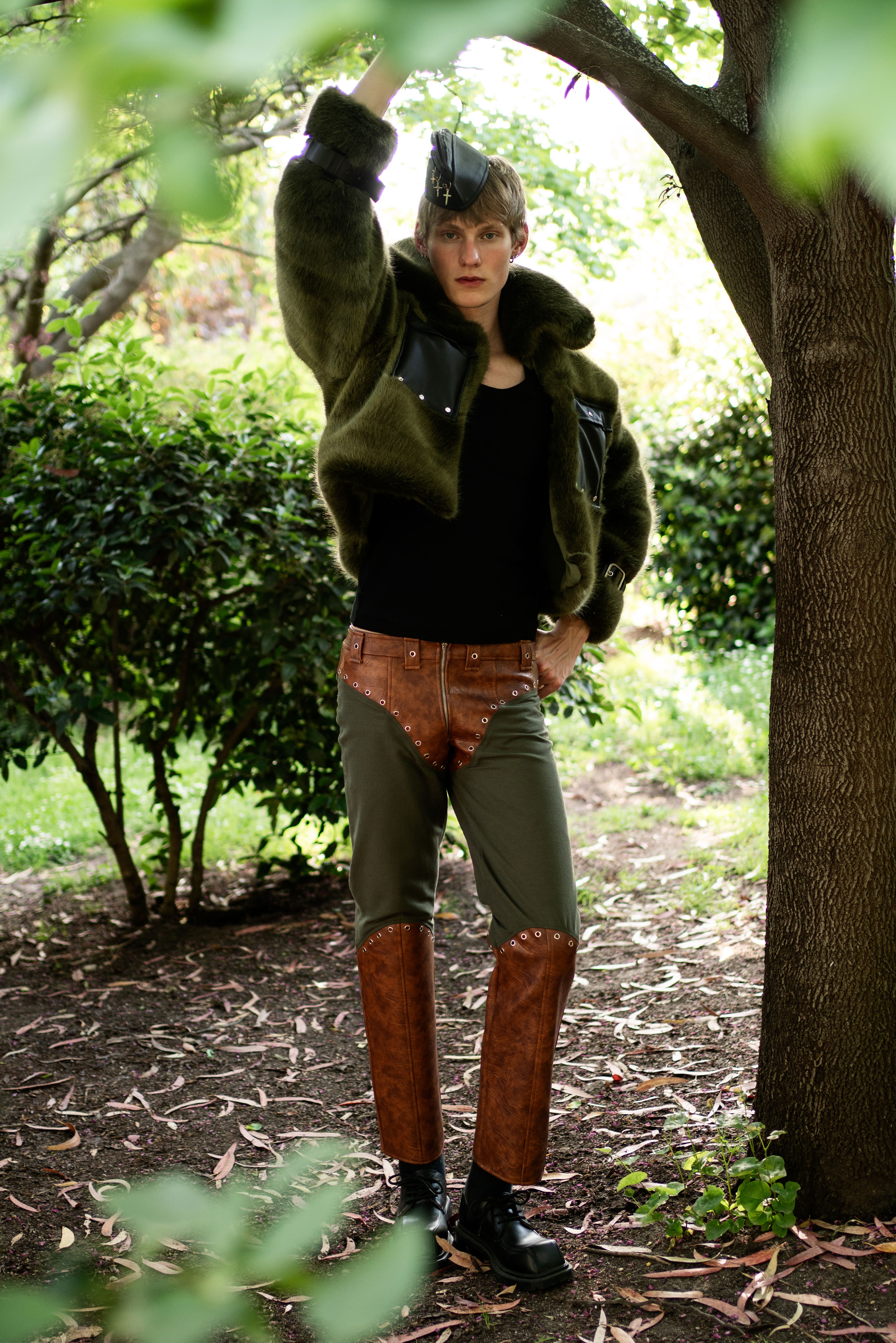 Editorial Fields of Neverland: modelo en plano completo en exterior
