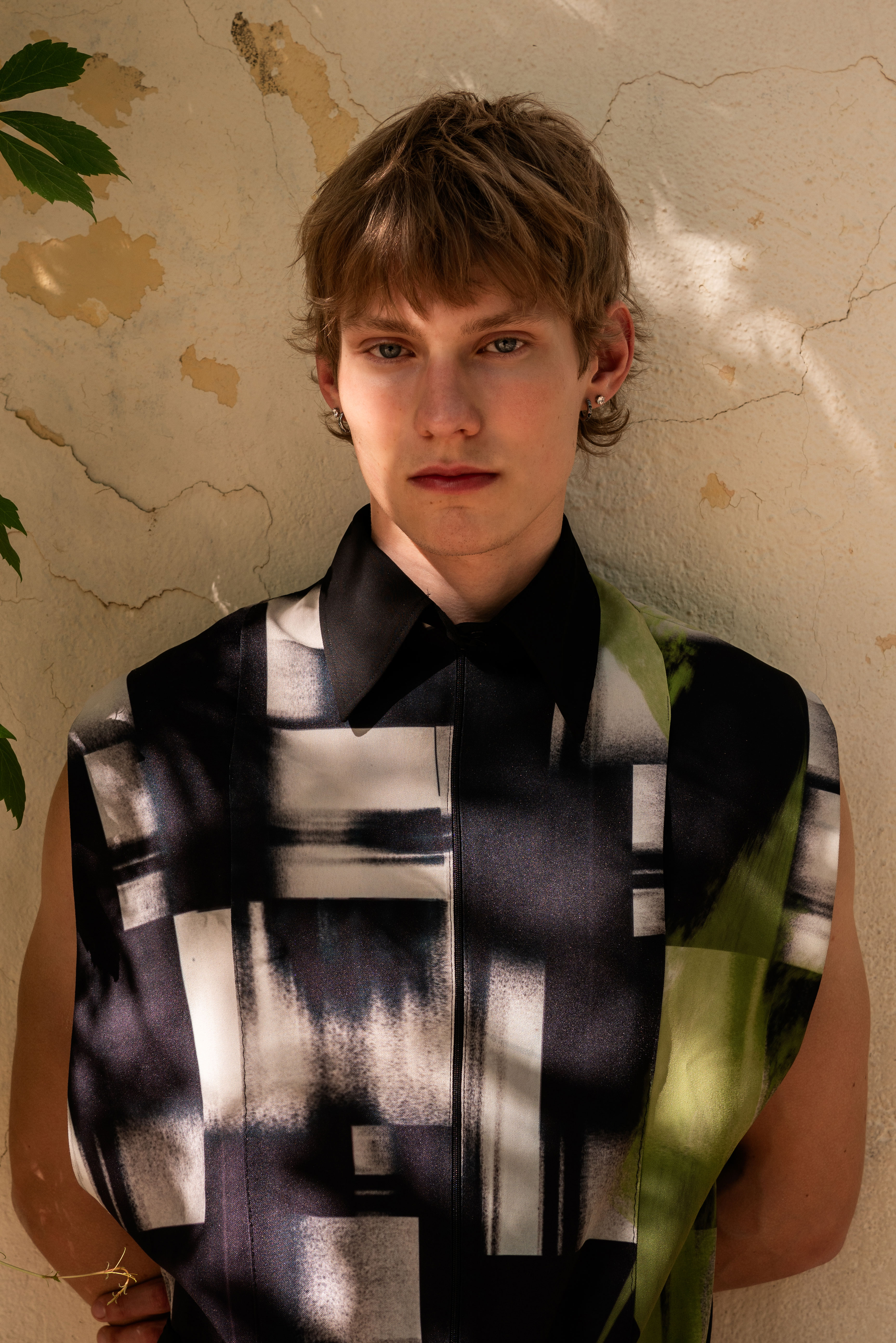 Primer plano del modelo con jumpsuit de INSIDE en la editorial Fields of Neverland