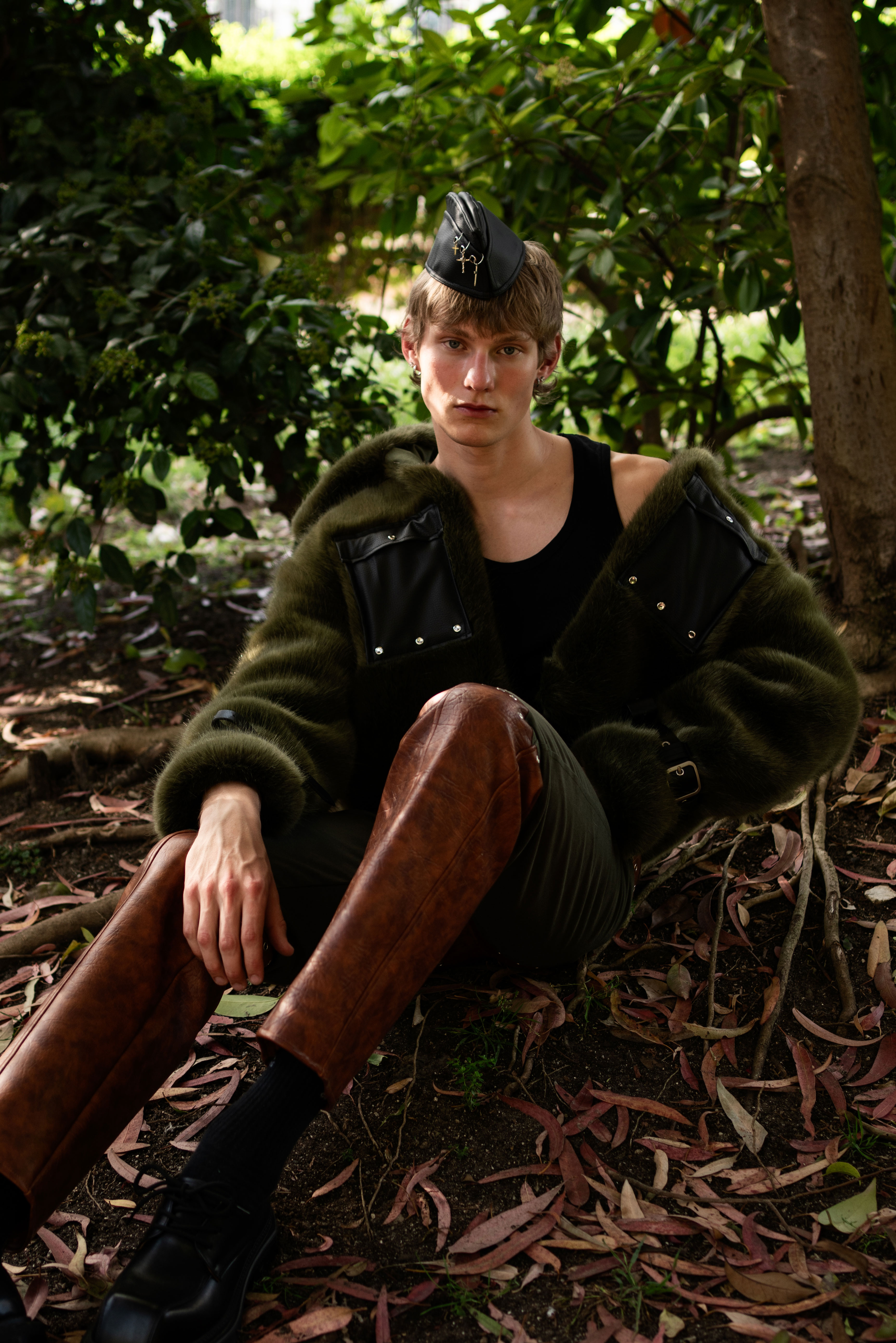 Modelo sentado bajo un árbol con total look de GE DE ROSA en la editorial Fields of Neverland