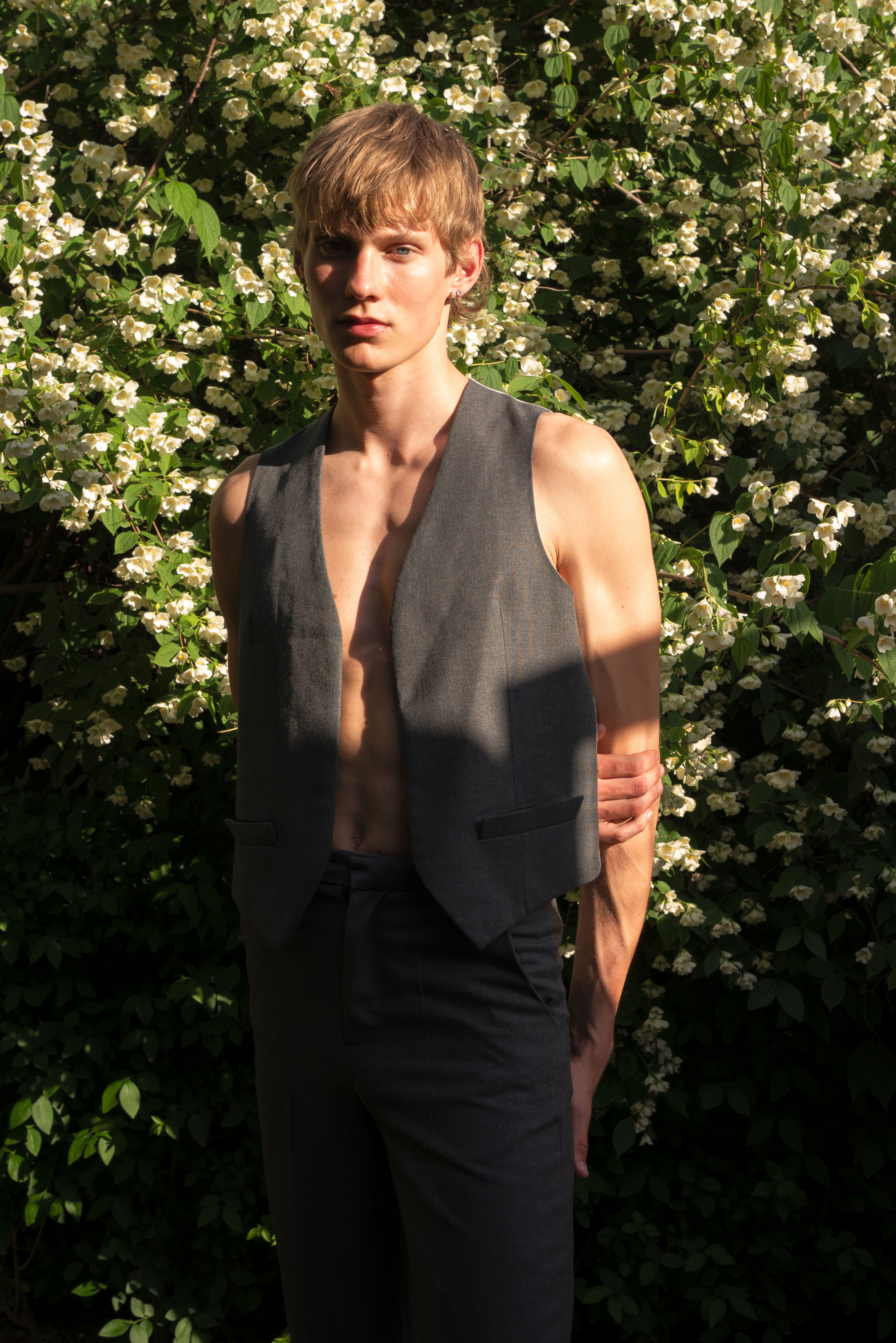 Cierre de la editorial Fields of Neverland con el modelo en total look de ÁLVARO VILARES