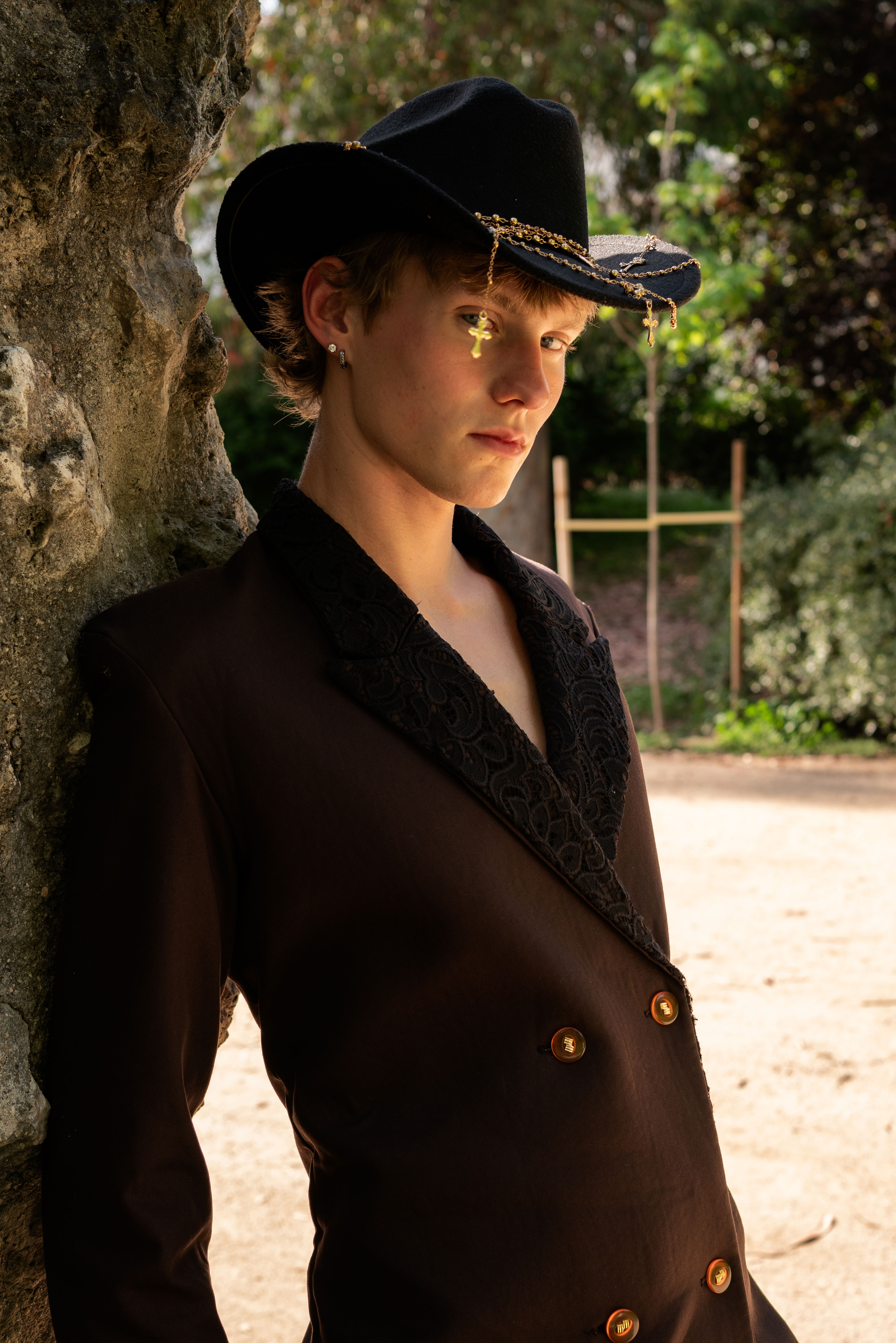 Plano medio del modelo con total look de DONA RALPH en la editorial Fields of Neverland