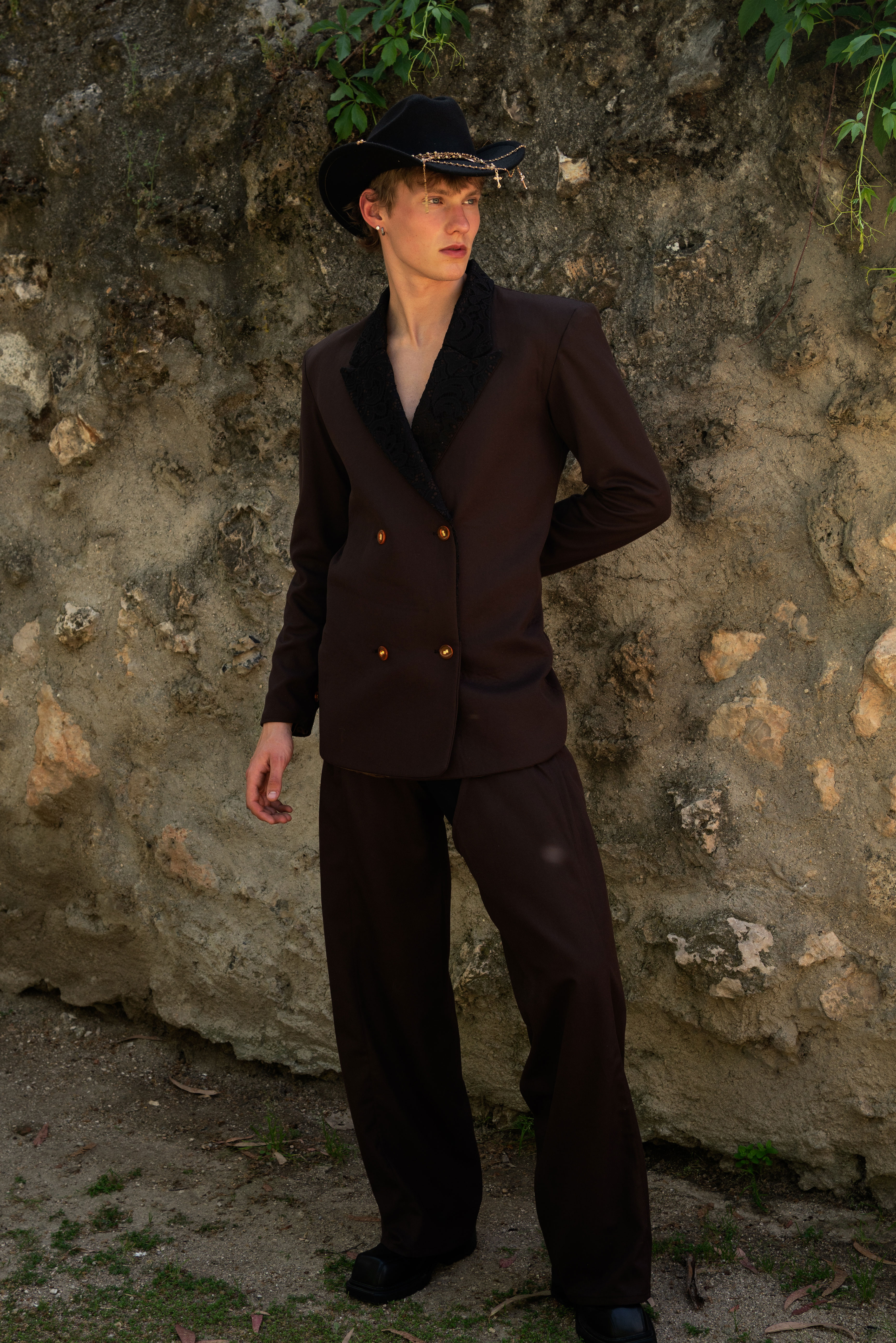 Modelo en plano completo con total look de DONA RALPH en la editorial Fields of Neverland