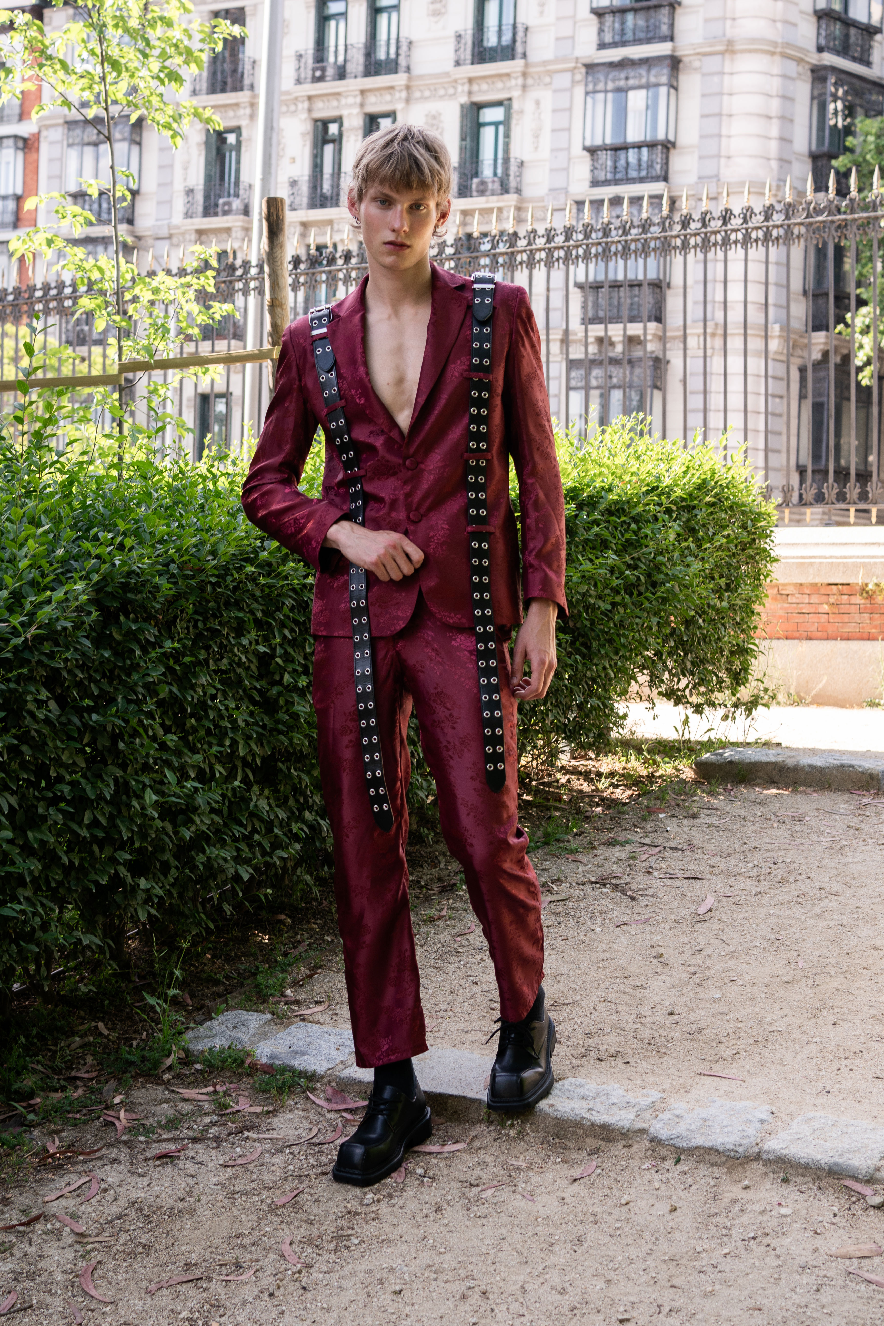 Modelo en plano completo con total look de HOUSE OF HEDRA en la editorial Fields of Neverland