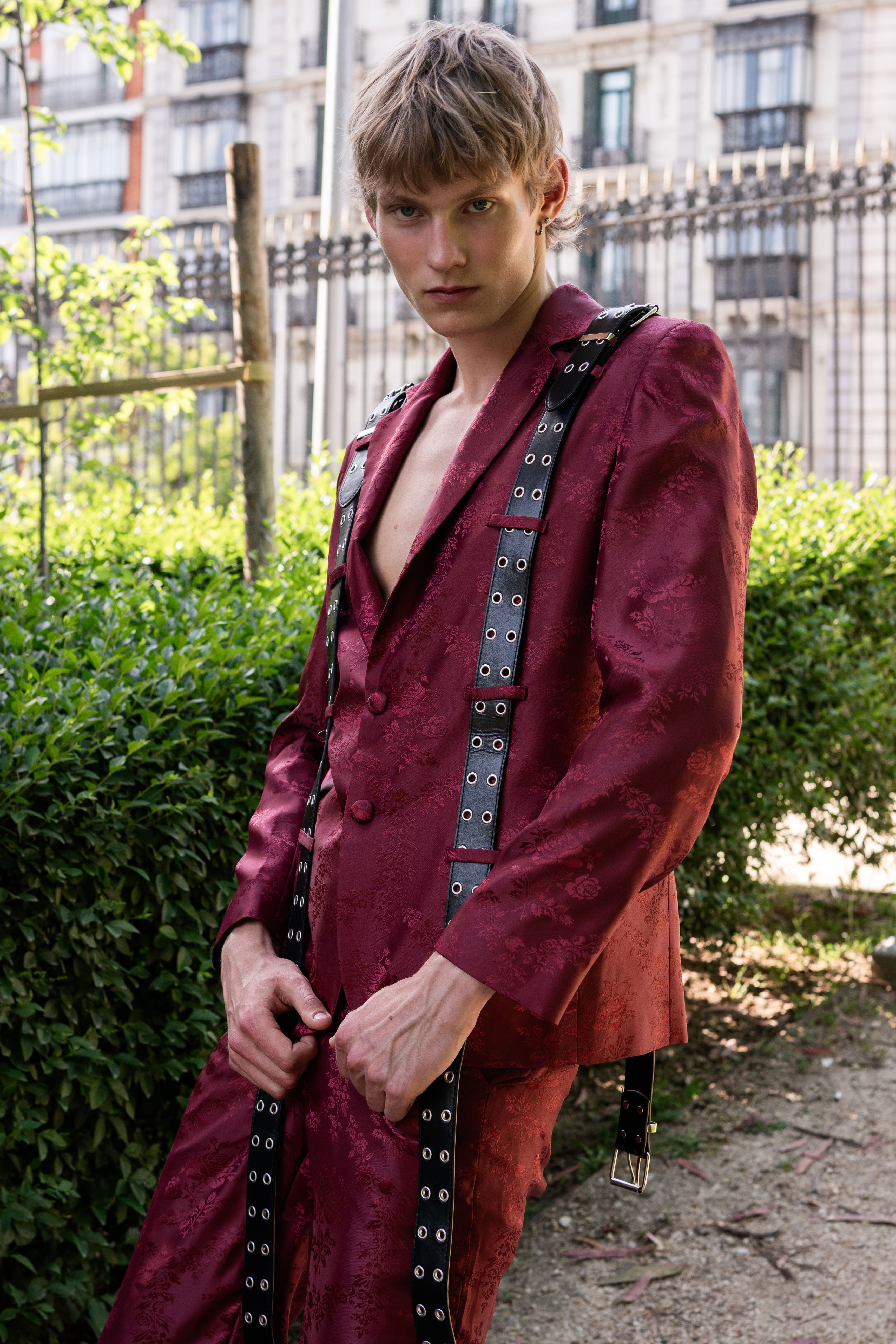 Plano medio del modelo con total look de HOUSE OF HEDRA en la editorial Fields of Neverland