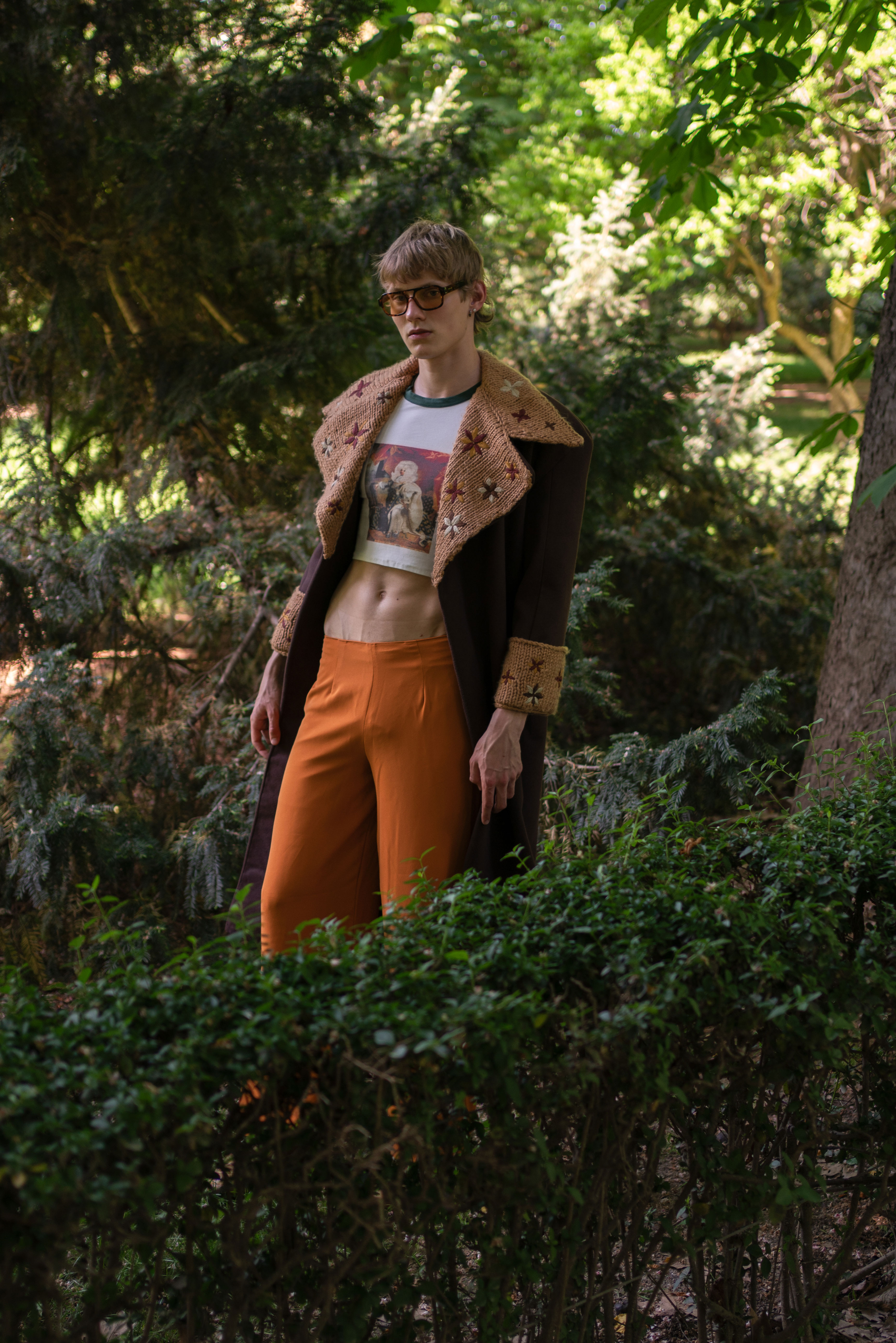 Plano medio del modelo con jumpsuit de INSIDE y gafas de MELLER en la editorial Fields of Neverland