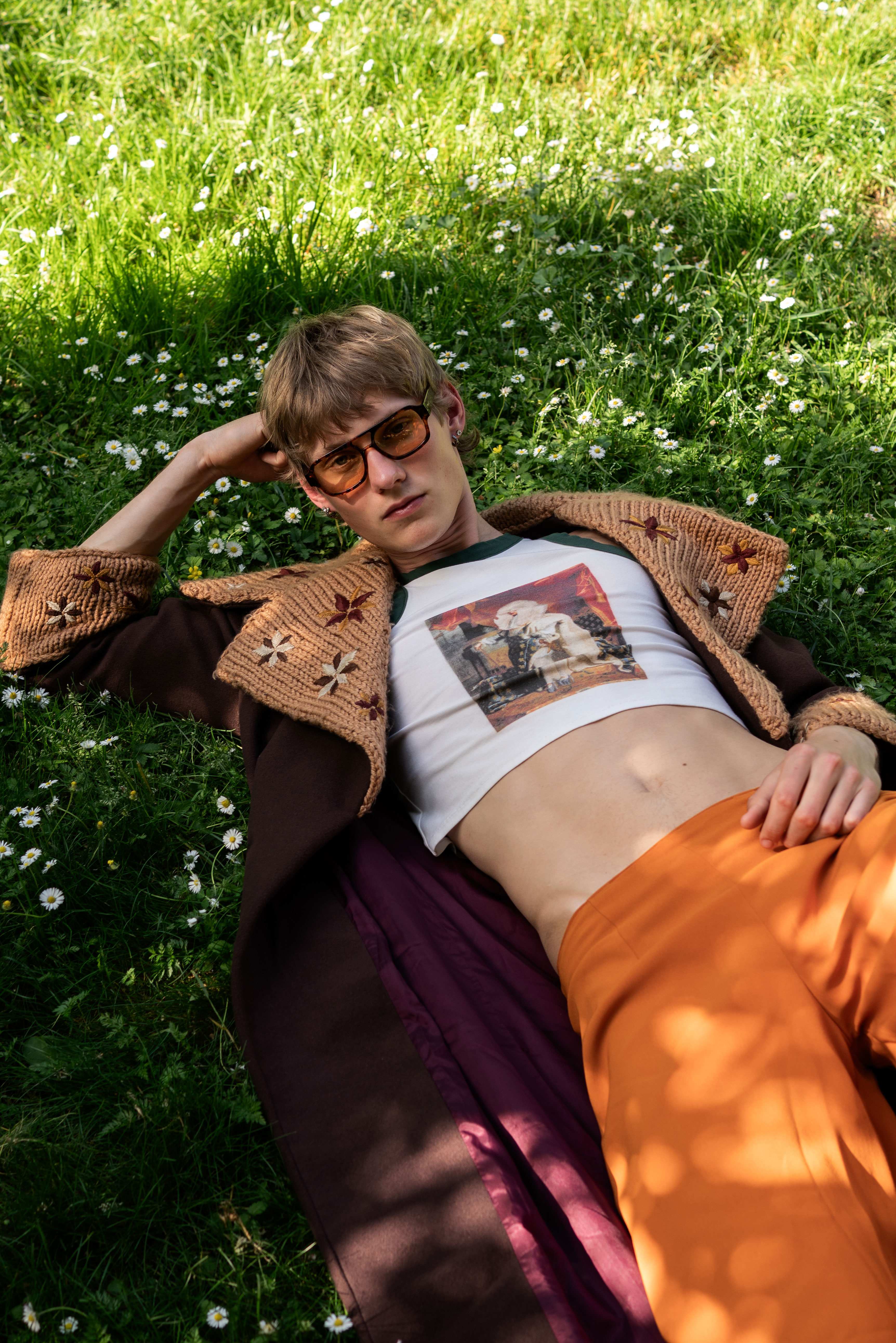 Plano completo del modelo con jumpsuit de INSIDE y gafas de MELLER en la editorial Fields of Neverland