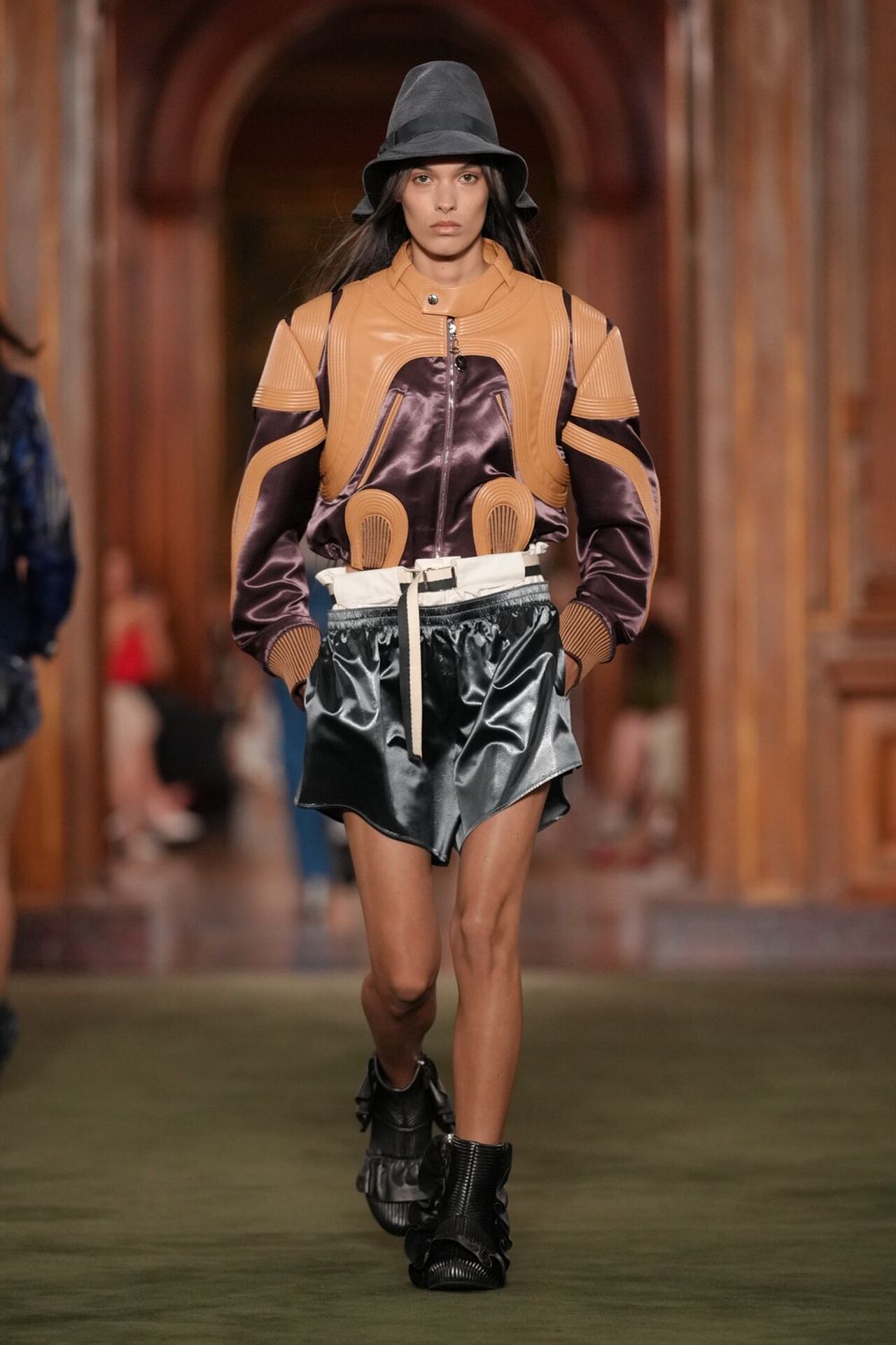 Look con bóxers de satén y chaqueta de cuero en el desfile Louis Vuitton Cruise 2027