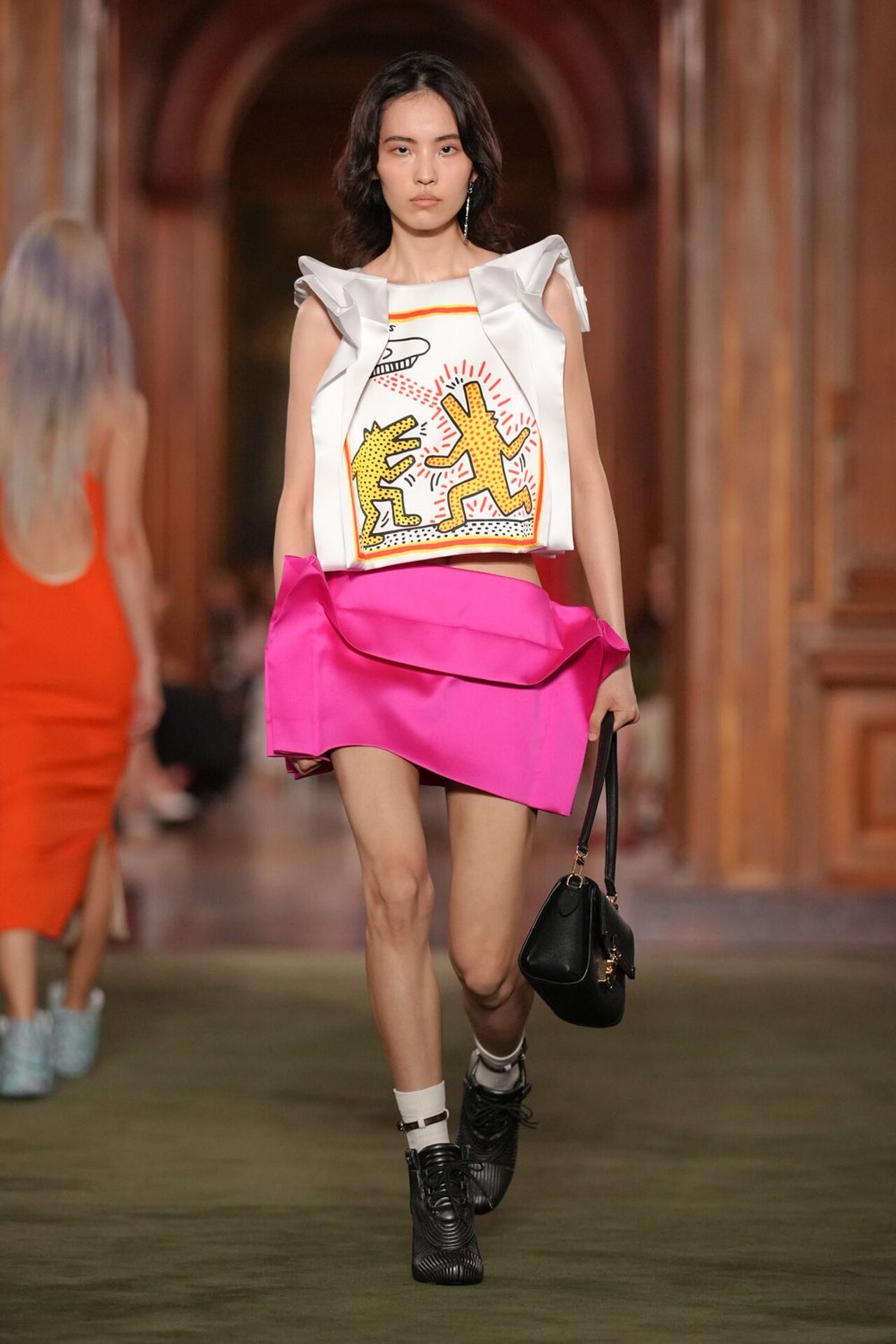 Minifalda estructurada con pliegues de origami en la colección Louis Vuitton Cruise 2027