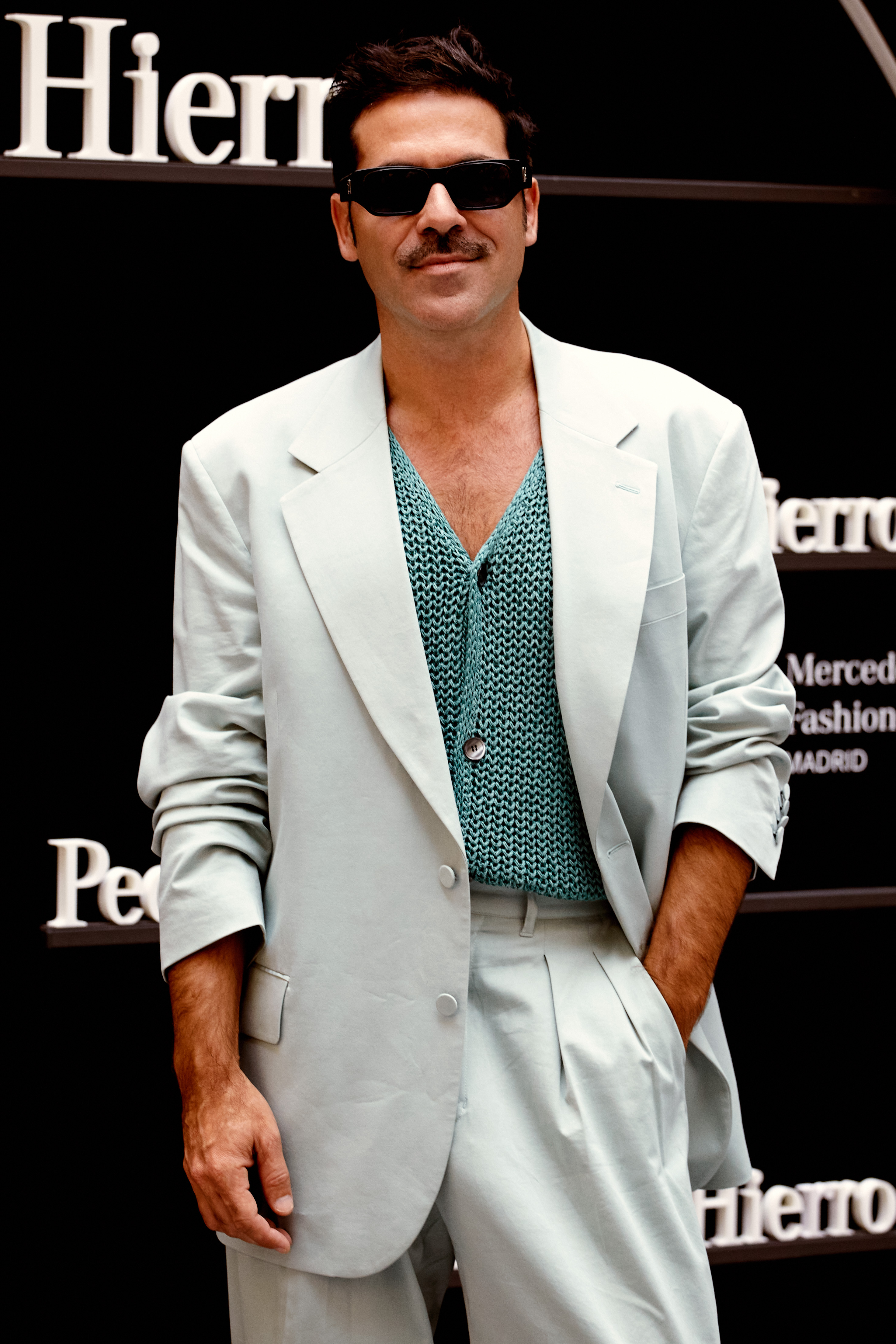 Invitados posando frente al step and repeat de Pedro del Hierro durante la MBFWM 2025