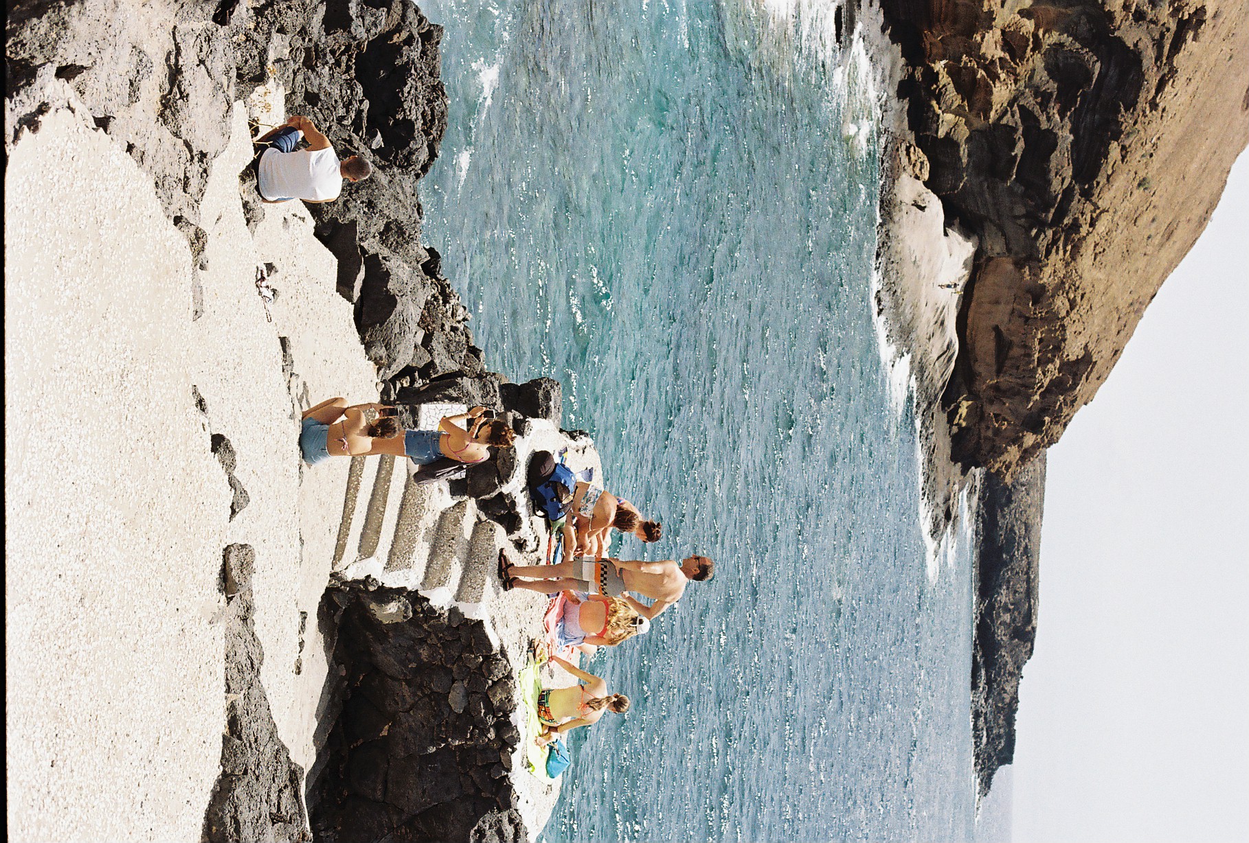 Personas disfrutando de una jornada de verano en la playa de Tenerife