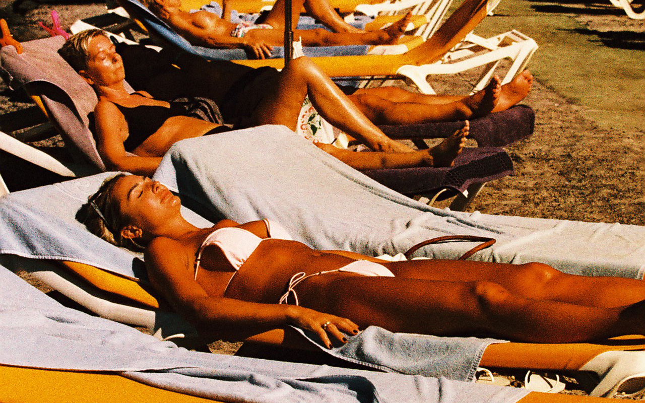 Mujer tomando el sol en una playa de Gran Canaria