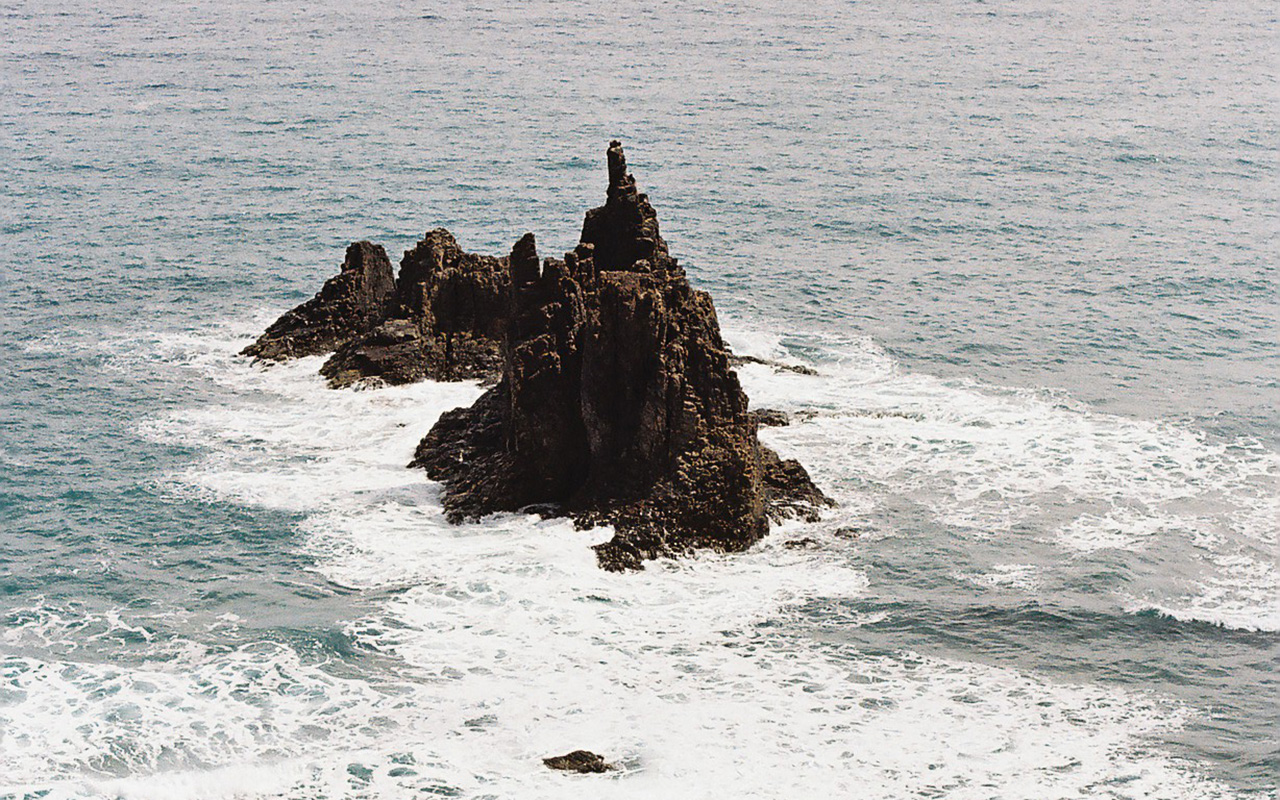 Horizonte costero de Tenerife fotografiado en estilo analógico