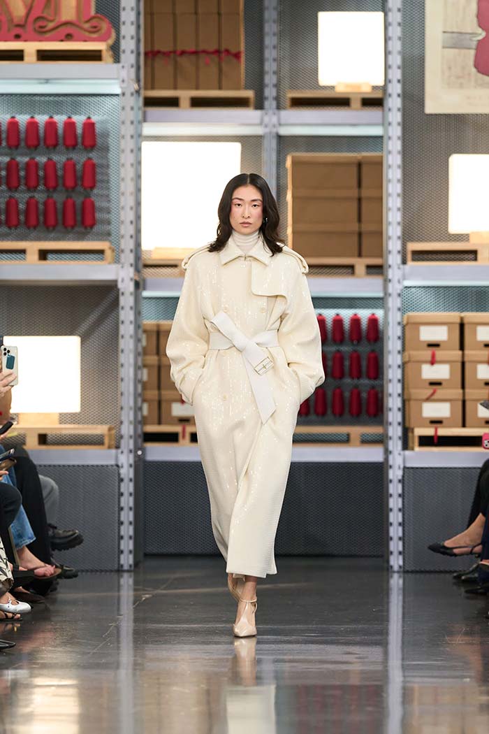 Modelo con look completo en color camel maxmara resort 2027