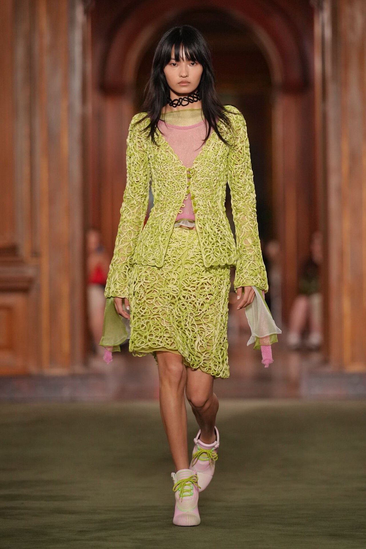Modelo desfilando con elegante traje de falda en la colección Louis Vuitton Cruise 2027