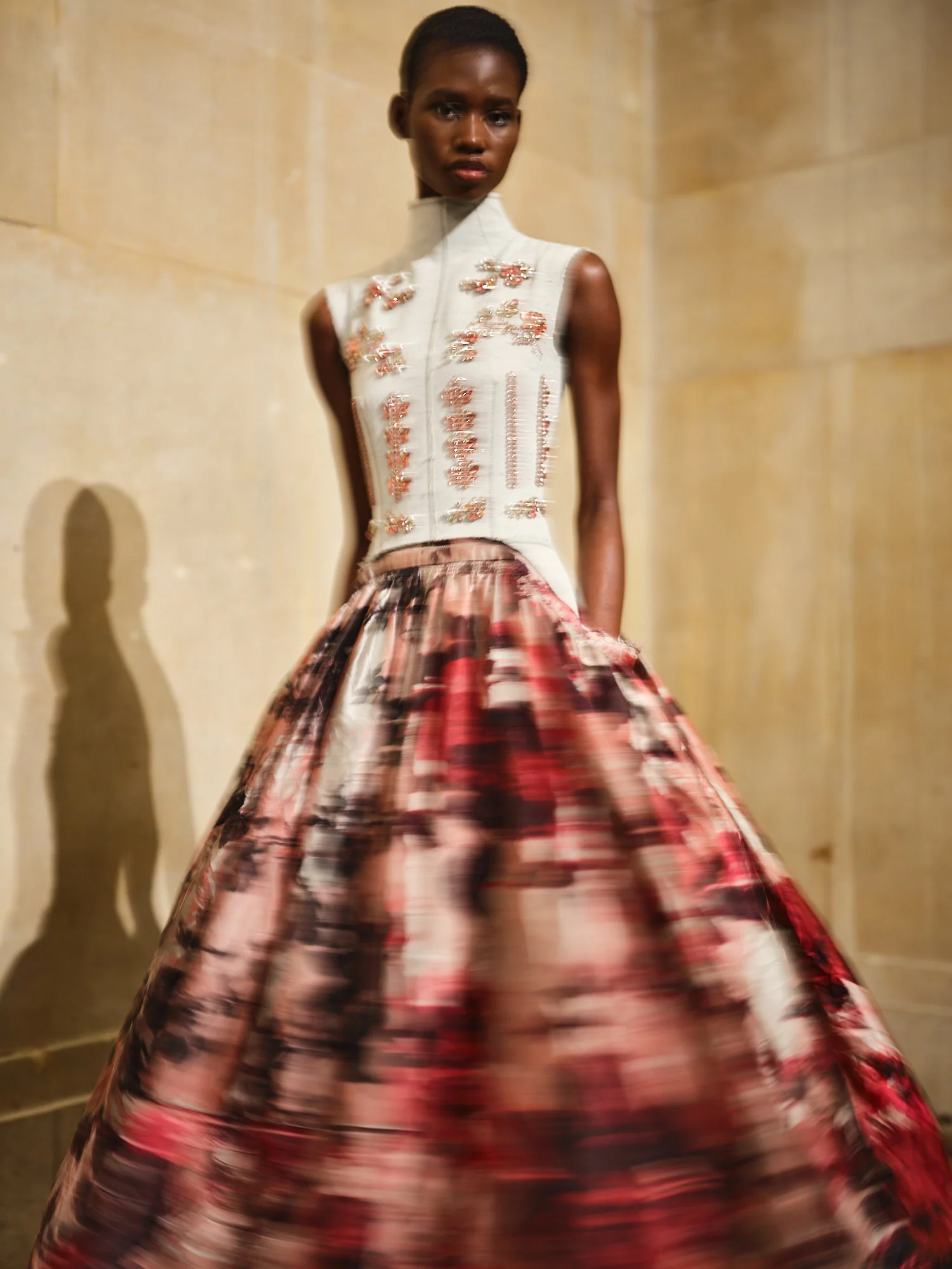 Modelo entre bastidores con un total look de ERDEM antes de la presentación de la colección