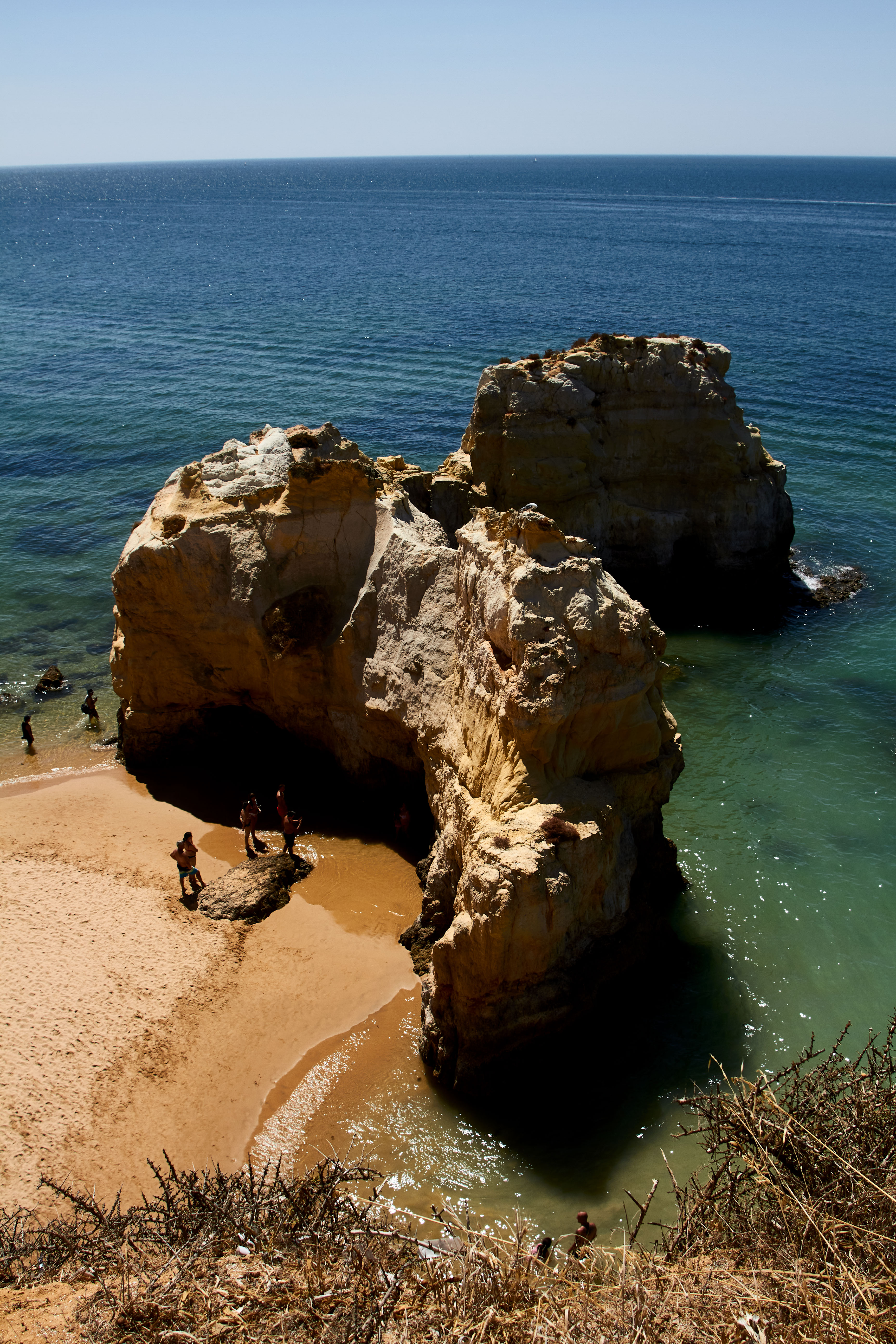 Vista panorámica de una playa del Algarve en Portugal fotografiada en formato digital