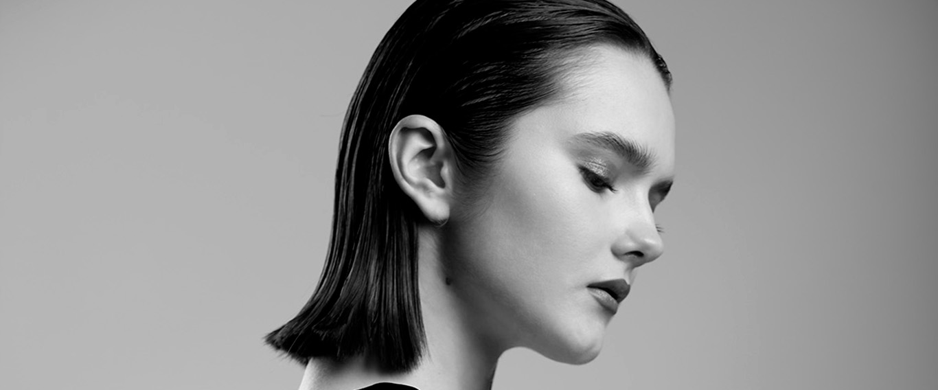 Primer plano de una modelo femenina en blanco y negro para una editorial de moda.