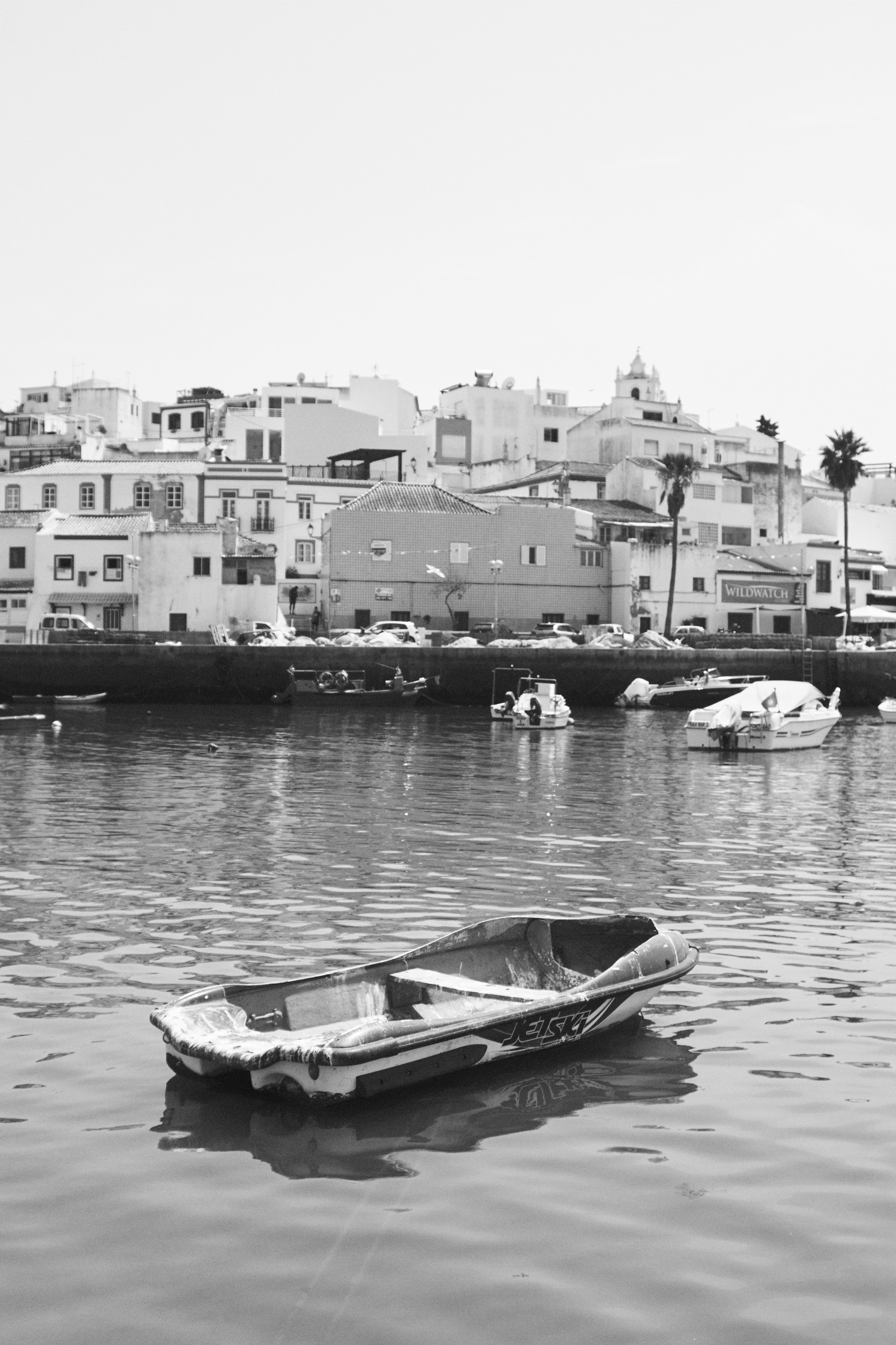 Vista panorámica de un pueblo del Algarve en Portugal en blanco y negro fotografiado en formato digital