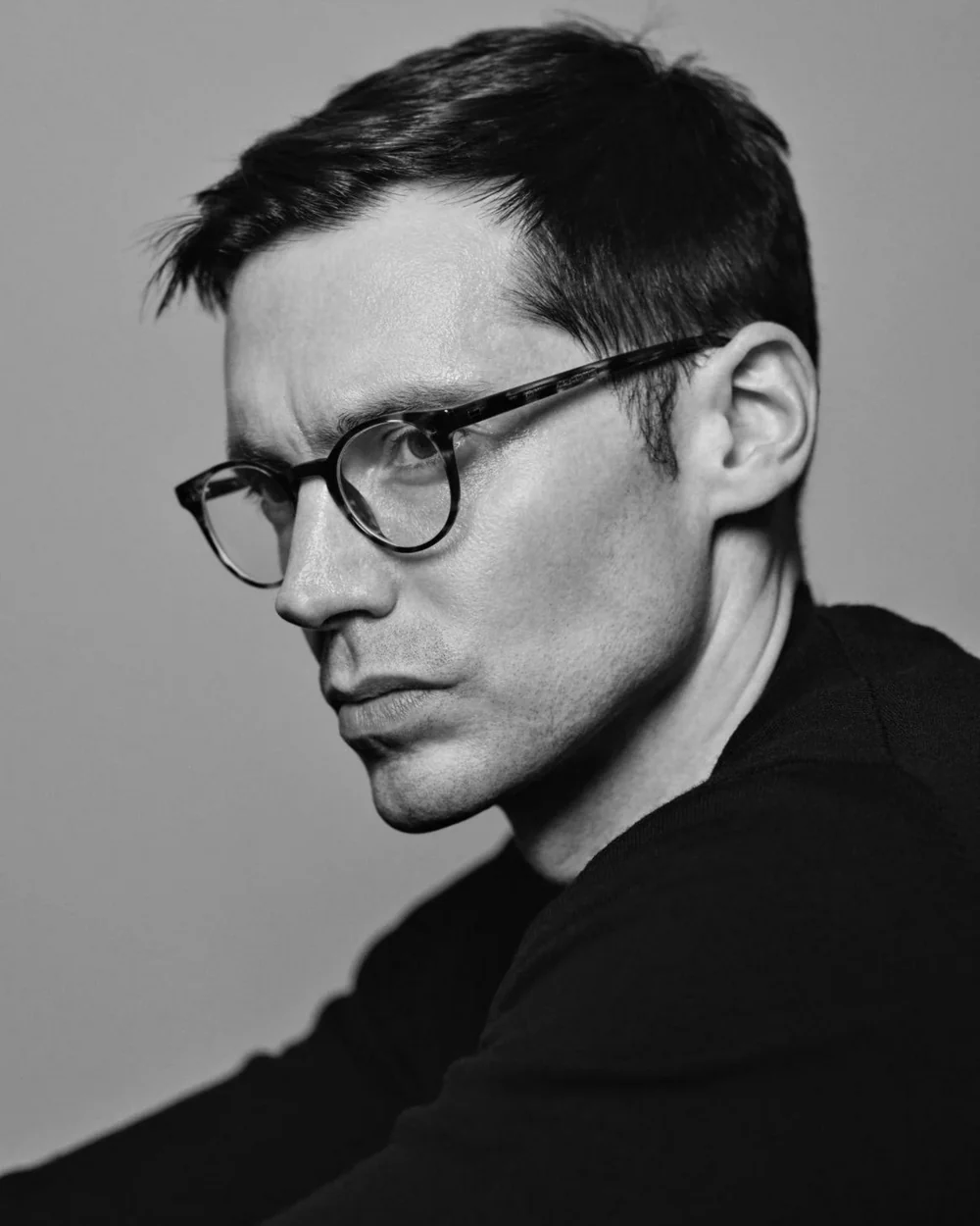 Retrato en blanco y negro del diseñador de moda Erdem Moralioglu.